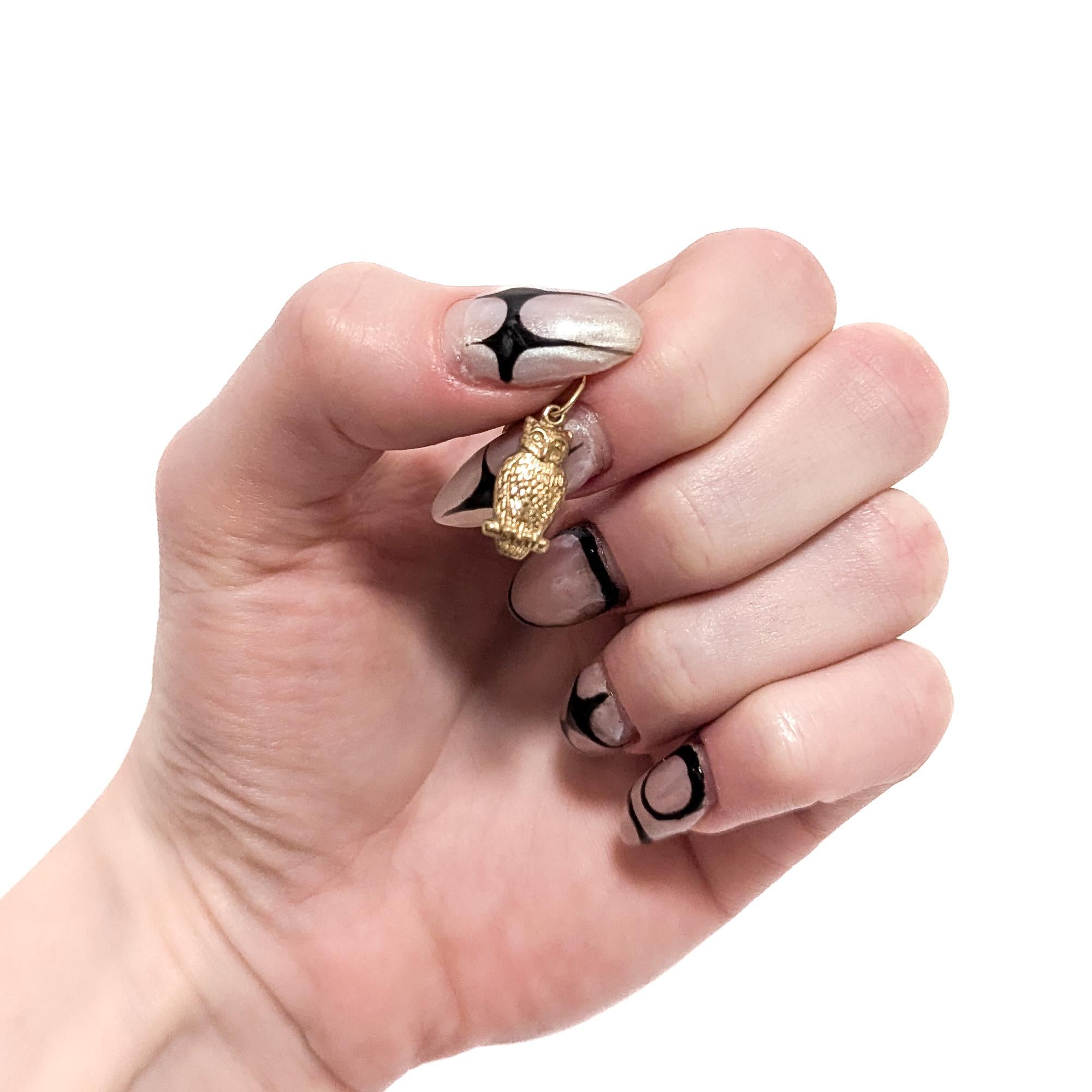 Une breloque en or d'époque.

En or jaune 10 carats.

Sous la forme d'un hibou perché sur une branche. 

Le hibou avec de petites touffes d'oreilles et probablement destiné à être un hibou des marais.

La tête est munie d'un anneau intégré et d'un