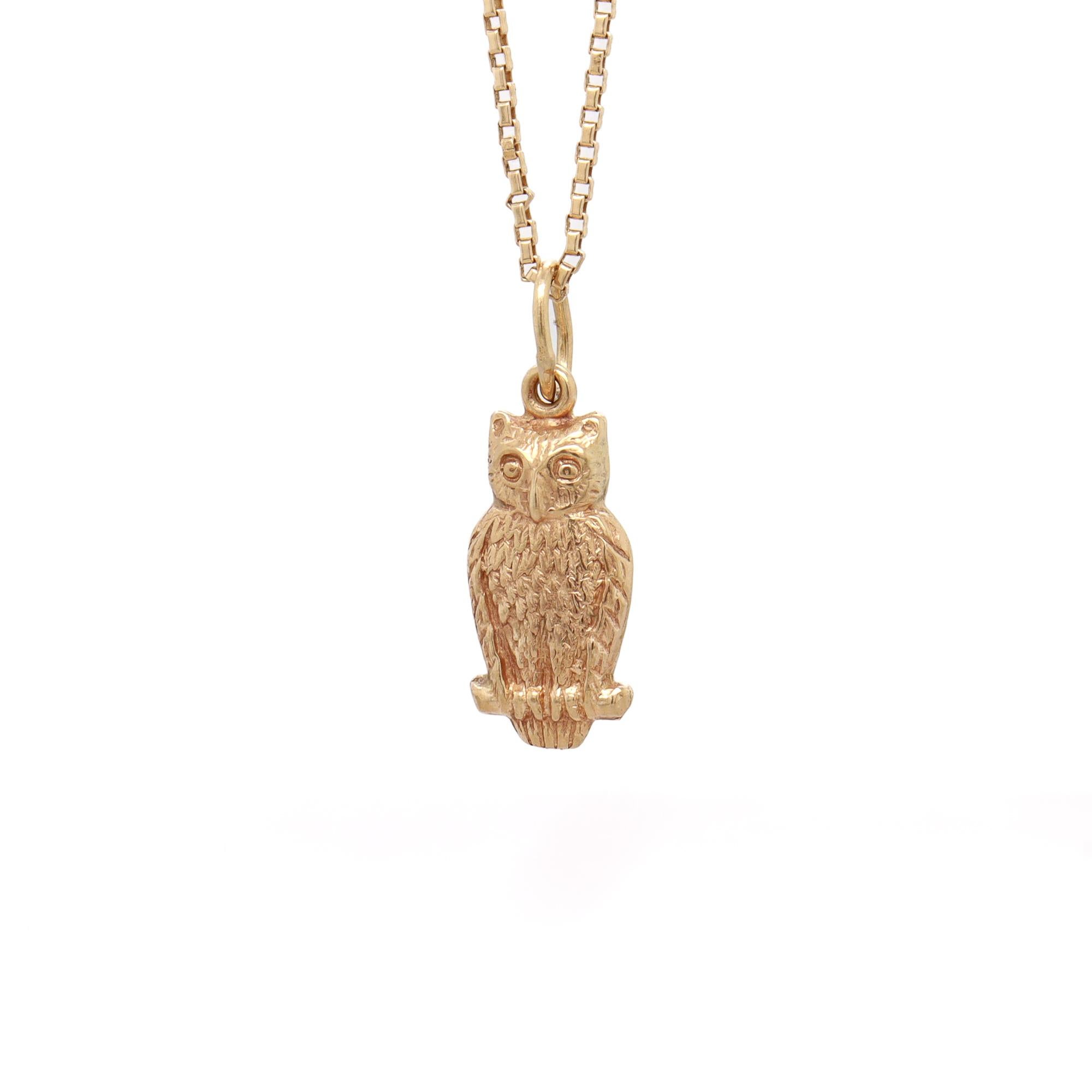 Vintage 10K Gold Figural Owl Charm for a Bracelet Unisexe en vente