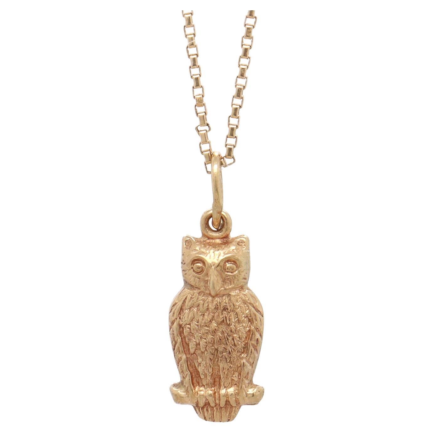 Vintage 10K Gold Figural Owl Charm for a Bracelet en vente