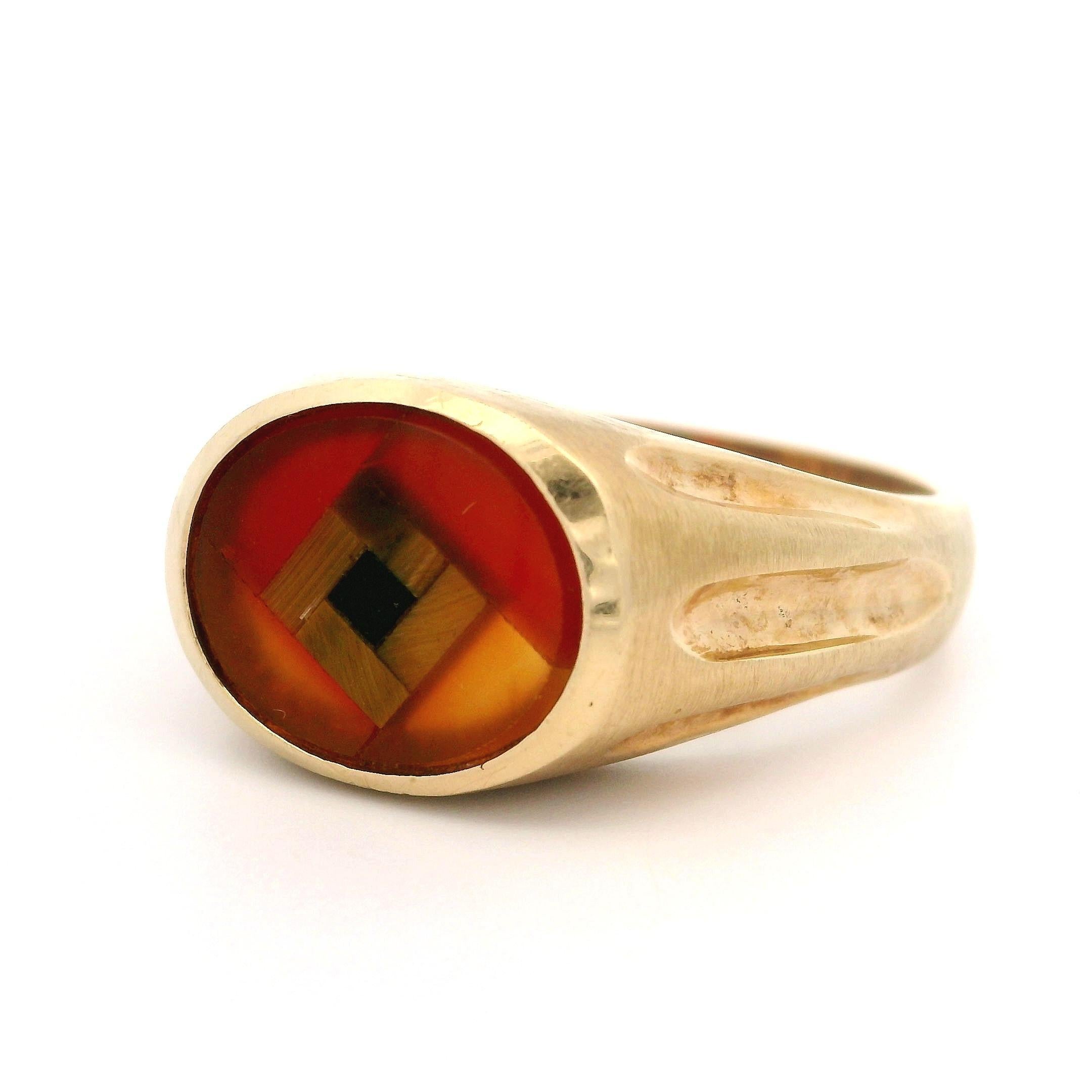-A. Stone
 Occhio di tigre naturale, corniola e pietra nera al centro - intarsiato - stile intarsio a mosaico - colori arancione, giallo e nero

Materiale: Oro giallo 10k
Peso: 8.09 grammi
Misura dell'anello: 10.5 (adattato al dito, contattaci prima
