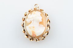 Vintage 10k Gold Ladies Cast & Hand-Crafted Shell Cameo Brooch/Pendant