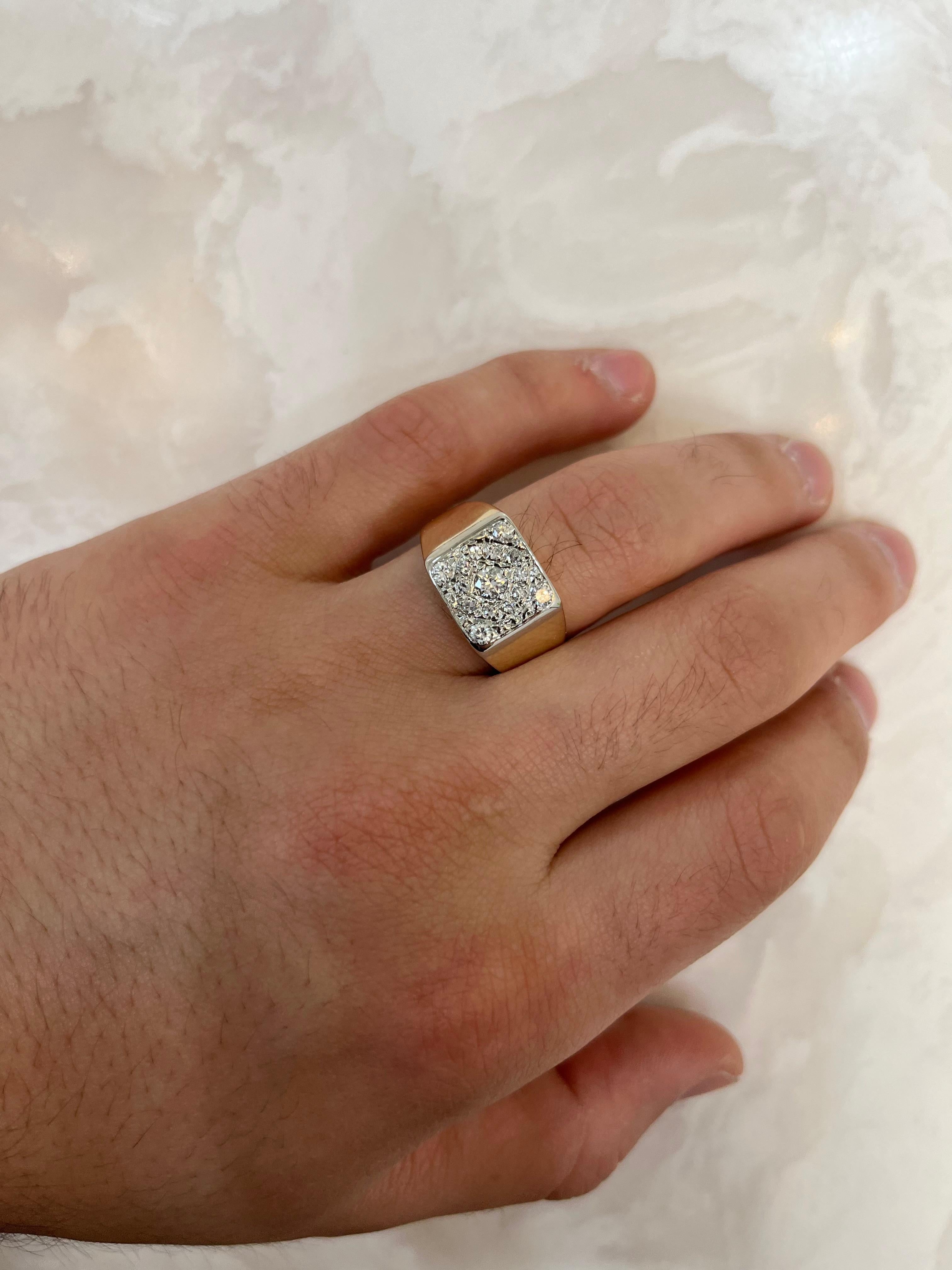 Handgefertigter Diamant-Cluster-Ring in einer 10-karätigen Goldfassung mit glatter, doppelt rhodinierter Oberfläche. Alle Steine sind natürliche, hervorragend geschliffene, natürliche Diamanten. Augenrein und farblos. 

Dieser Ring wurde für ein