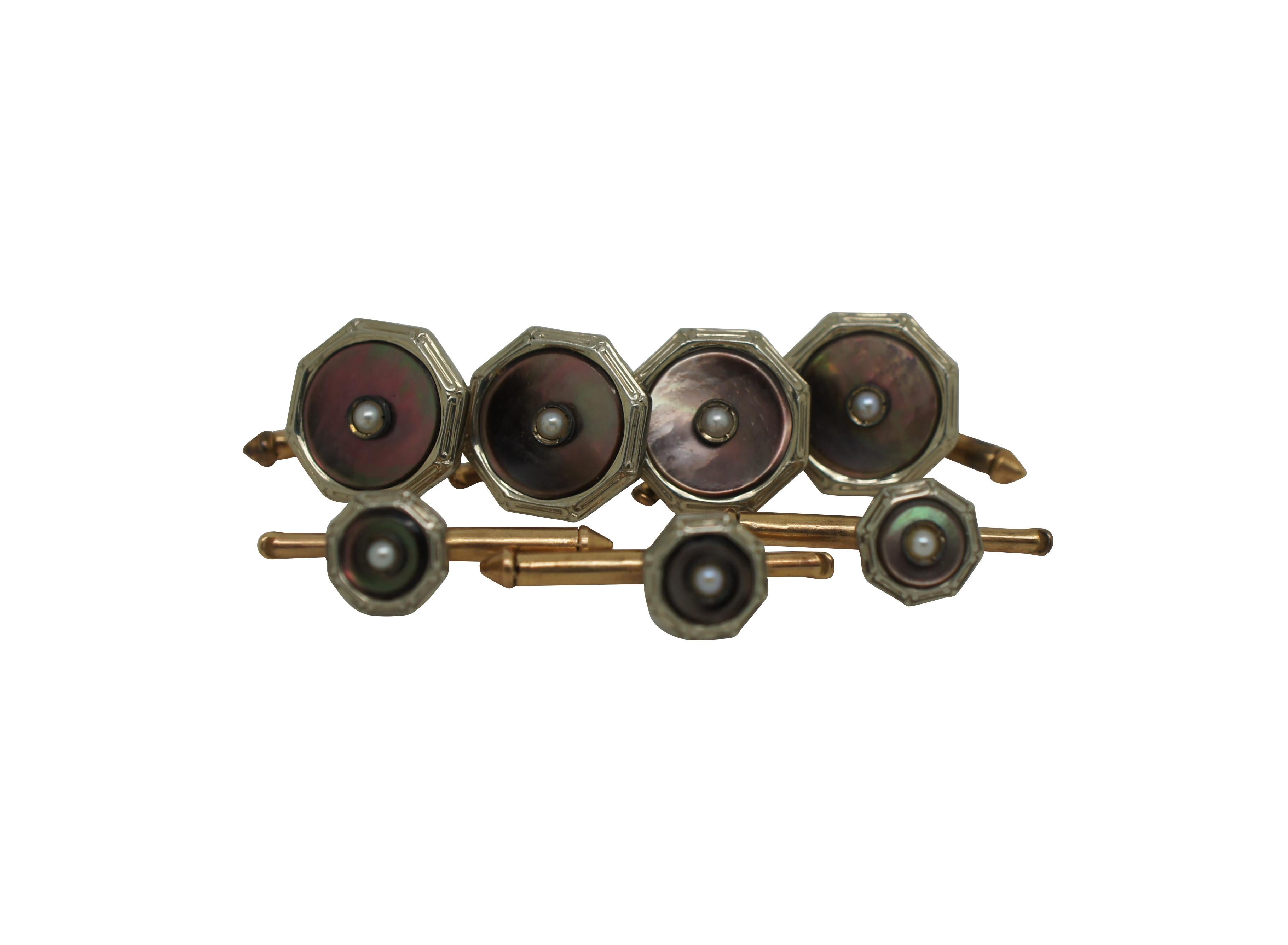 Boutons de manchette et boutons d'oreilles vintage en or 10k et nacre, de forme octogonale avec des perles centrales.

Dimensions :
Boutons de manchette - 0,5