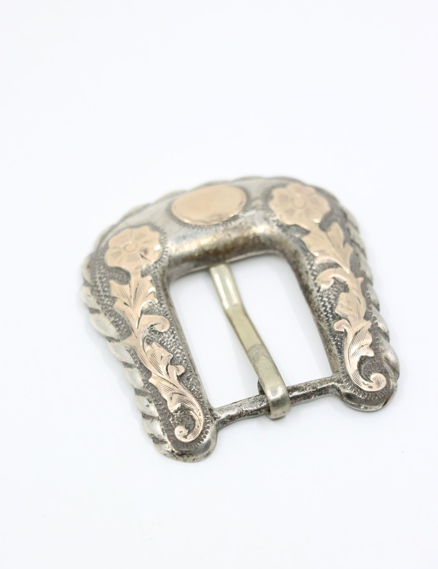 Vintage 10K Gold & Sterling Engraved Belt Buckle (boucle de ceinture)

Marqué :
STERLING
10K

Dimensions approximatives :
5 cm (longueur) 
4,8 cm (largeur)
36,2 grammes.
