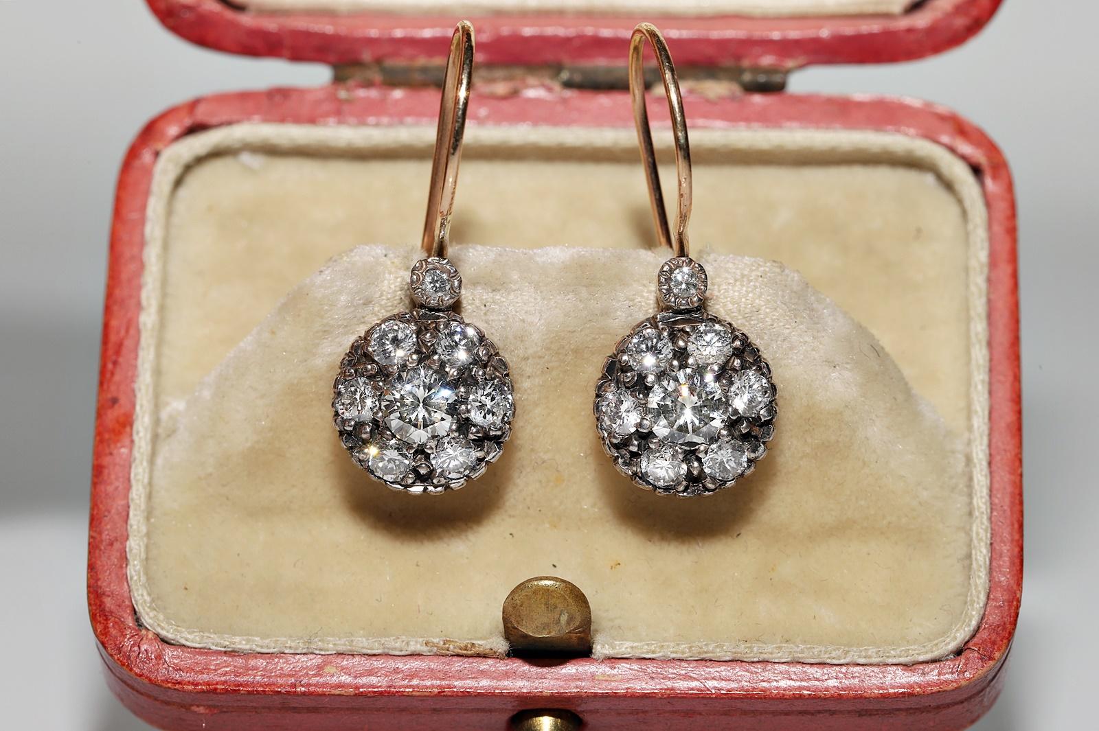 In ottime condizioni.
Il peso totale è di 3 grammi.
Totalmente è un diamante da 0,90 ct.
Il diamante ha colore H e purezza vs-s1.
Testato con acido per verificare che si tratti di oro vero da 10 carati.
La scatola non è inclusa.
Per qualsiasi