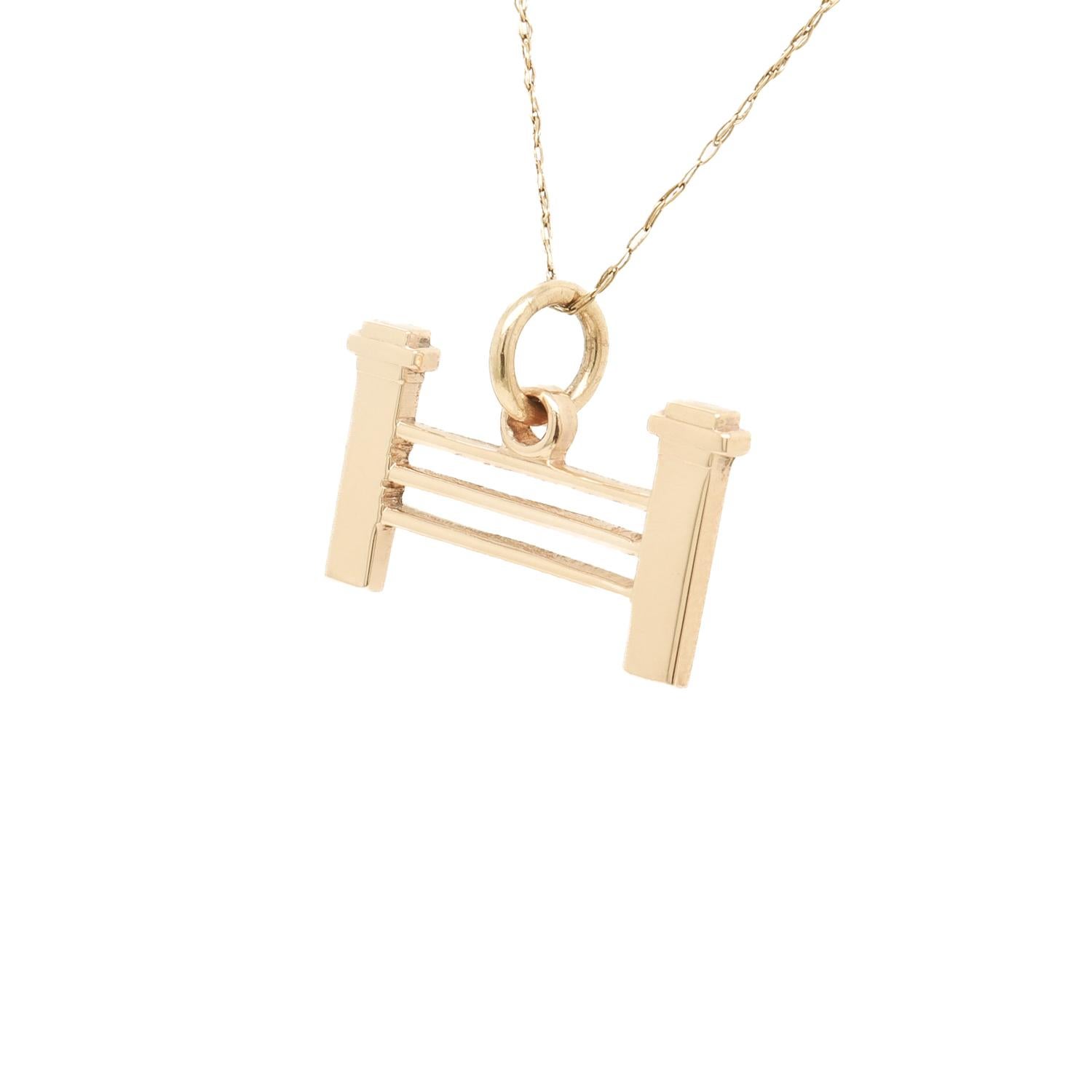 Rétro Charm d'epoca in oro 10K dell'Università di Yale 'Fence Club' per un braccialetto con charms in vendita
