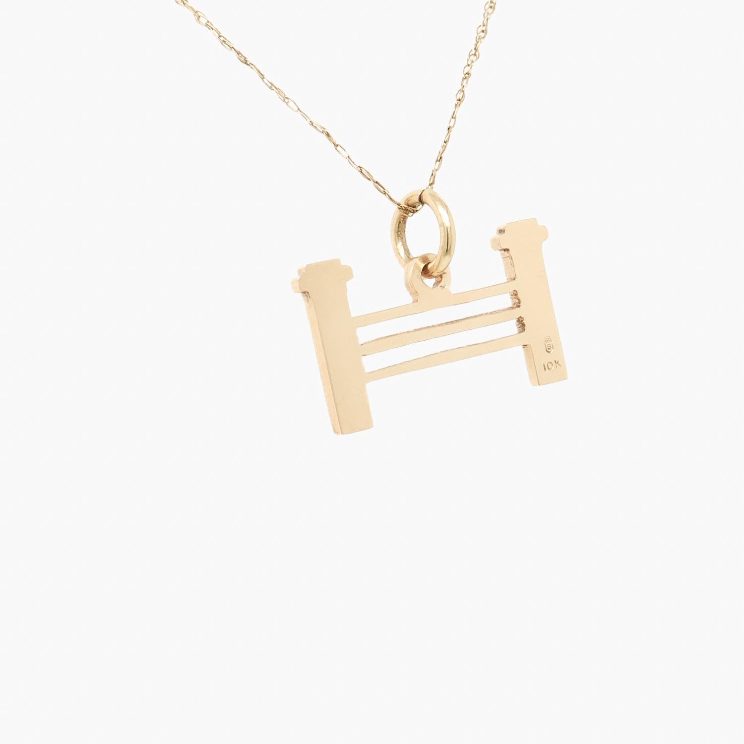 Charm d'epoca in oro 10K dell'Università di Yale 'Fence Club' per un braccialetto con charms In condizioni buone in vendita a Philadelphia, PA