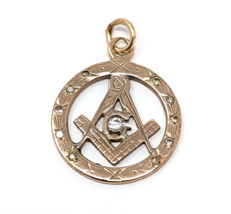 Vintage 10k Masonic Pendant Charm with Diamonds Solid Yellow Gold Jewellery In Good Condition For Sale In Greer, SC