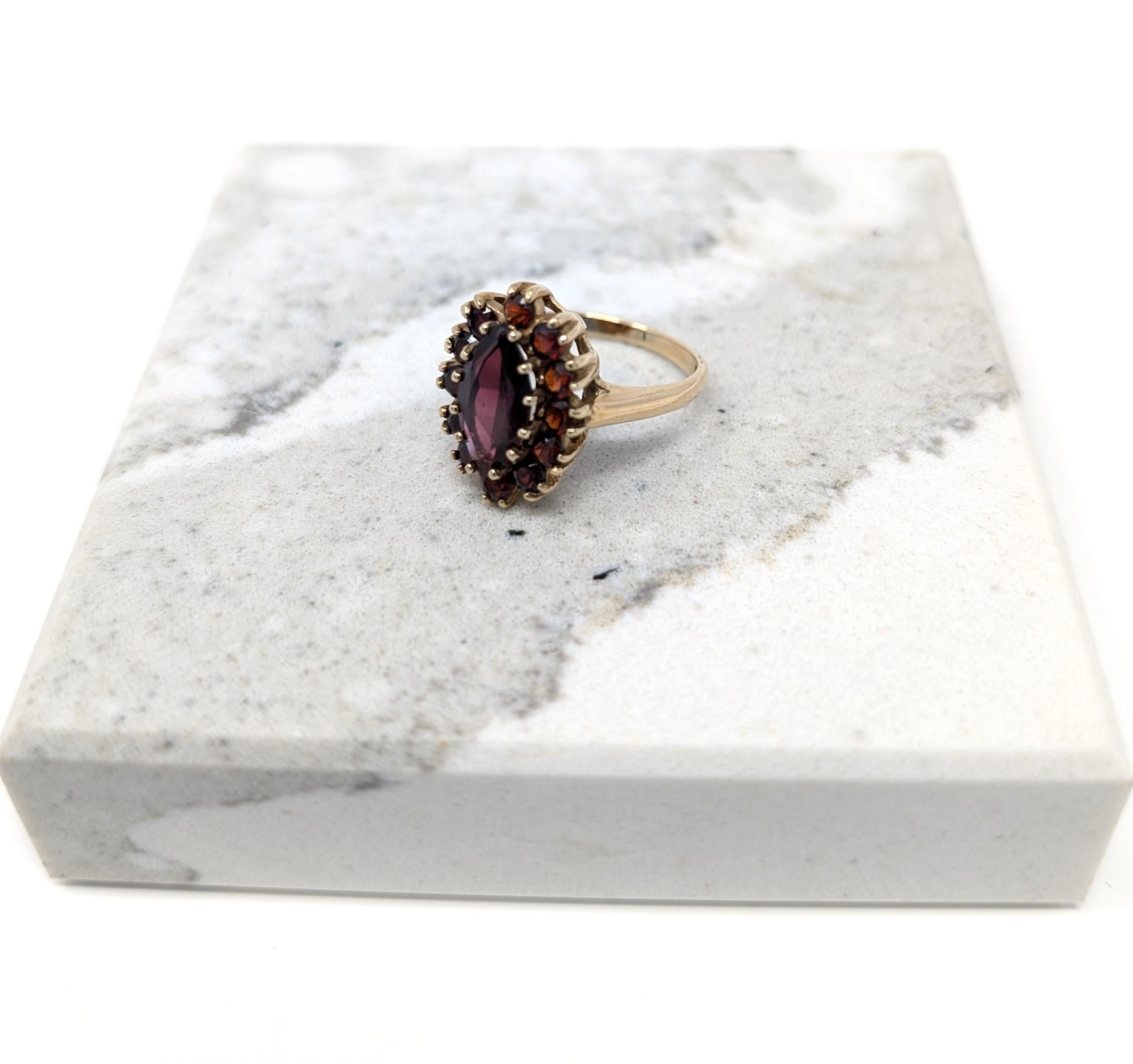 Taglio marquise Anello vintage con granato rosso 10k Navette Marquise Cluster in oro giallo massiccio misura 6,5 in vendita