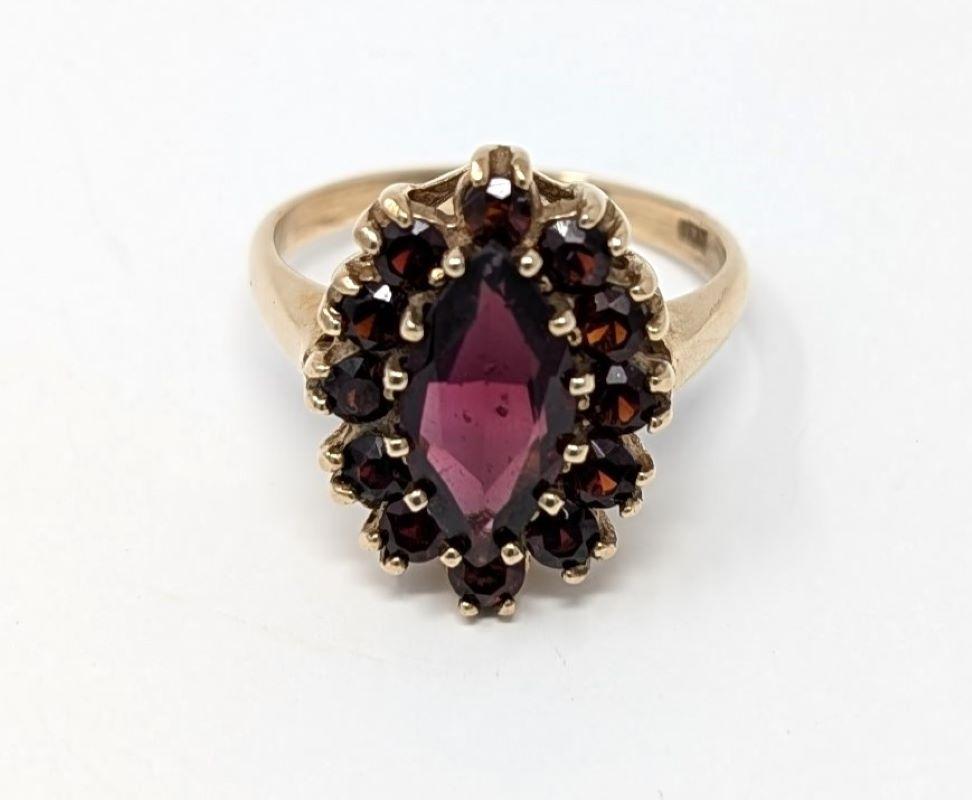 Anello vintage con granato rosso 10k Navette Marquise Cluster in oro giallo massiccio misura 6,5 In condizioni buone in vendita a Greer, SC