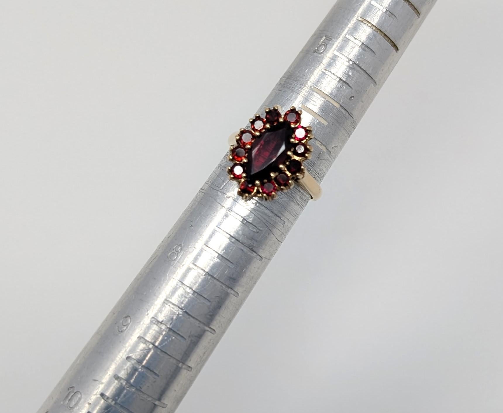 Anello vintage con granato rosso 10k Navette Marquise Cluster in oro giallo massiccio misura 6,5 in vendita 3