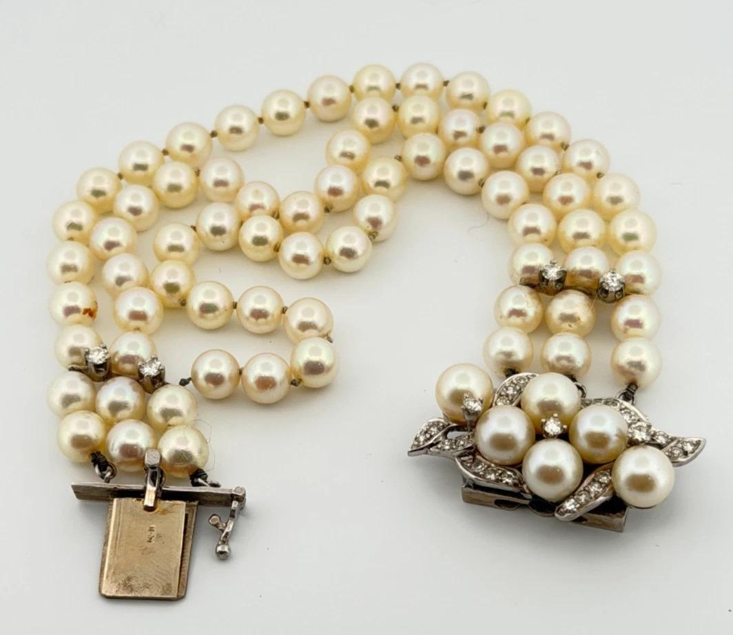 Vintage 10K Weißgold 5,50-6mm Dreistrangiges Akoya Perlen & Diamant Armband (Art déco) im Angebot