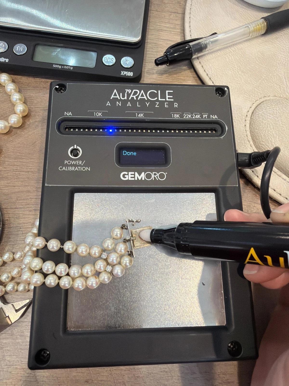 Vintage 10K Weißgold 5,50-6mm Dreistrangiges Akoya Perlen & Diamant Armband (Brillantschliff) im Angebot