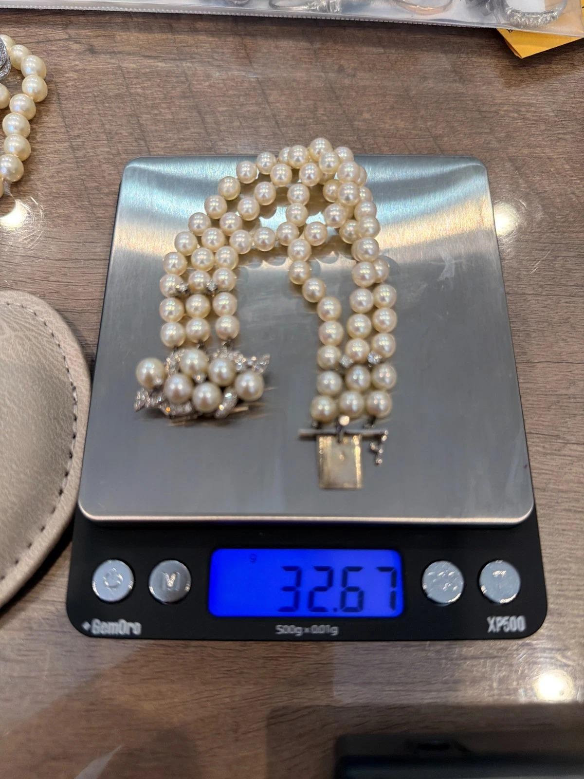 Vintage 10K Weißgold 5,50-6mm Dreistrangiges Akoya Perlen & Diamant Armband im Zustand „Gut“ im Angebot in Carmel By The Sea, CA