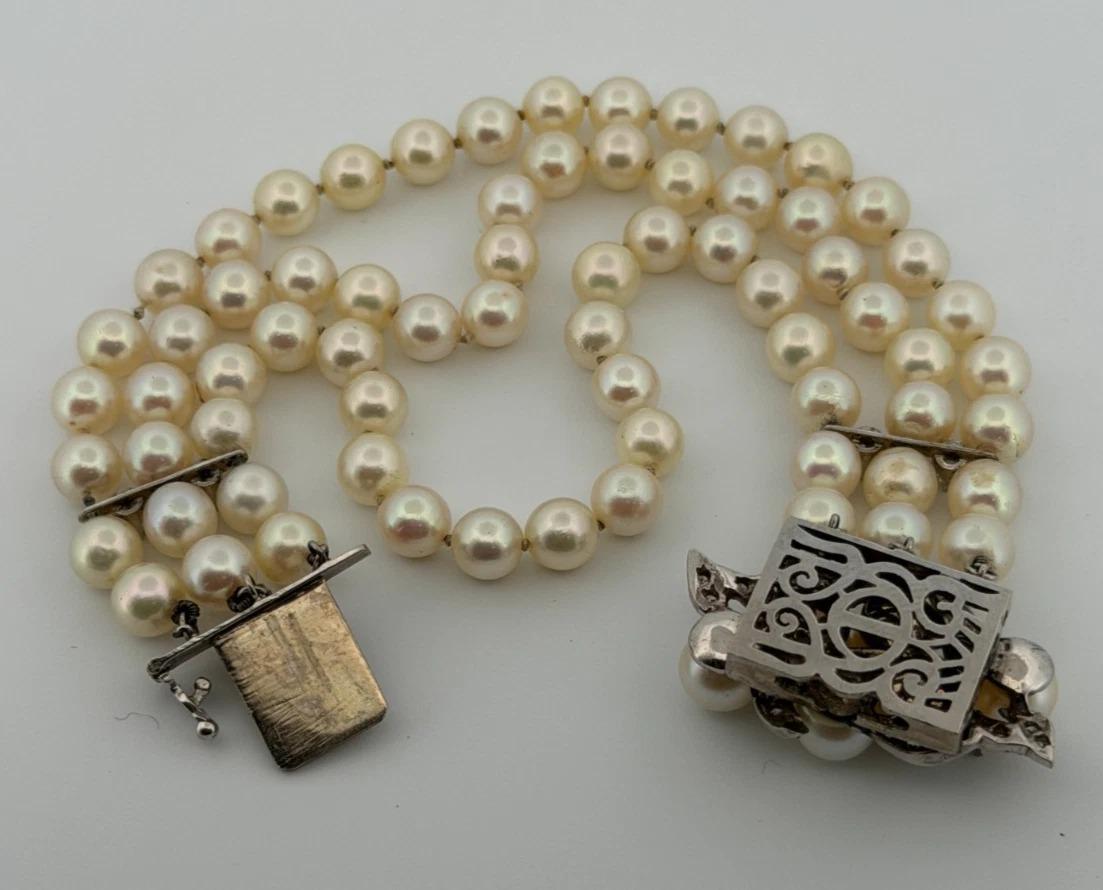 Vintage 10K Weißgold 5,50-6mm Dreistrangiges Akoya Perlen & Diamant Armband im Angebot 1