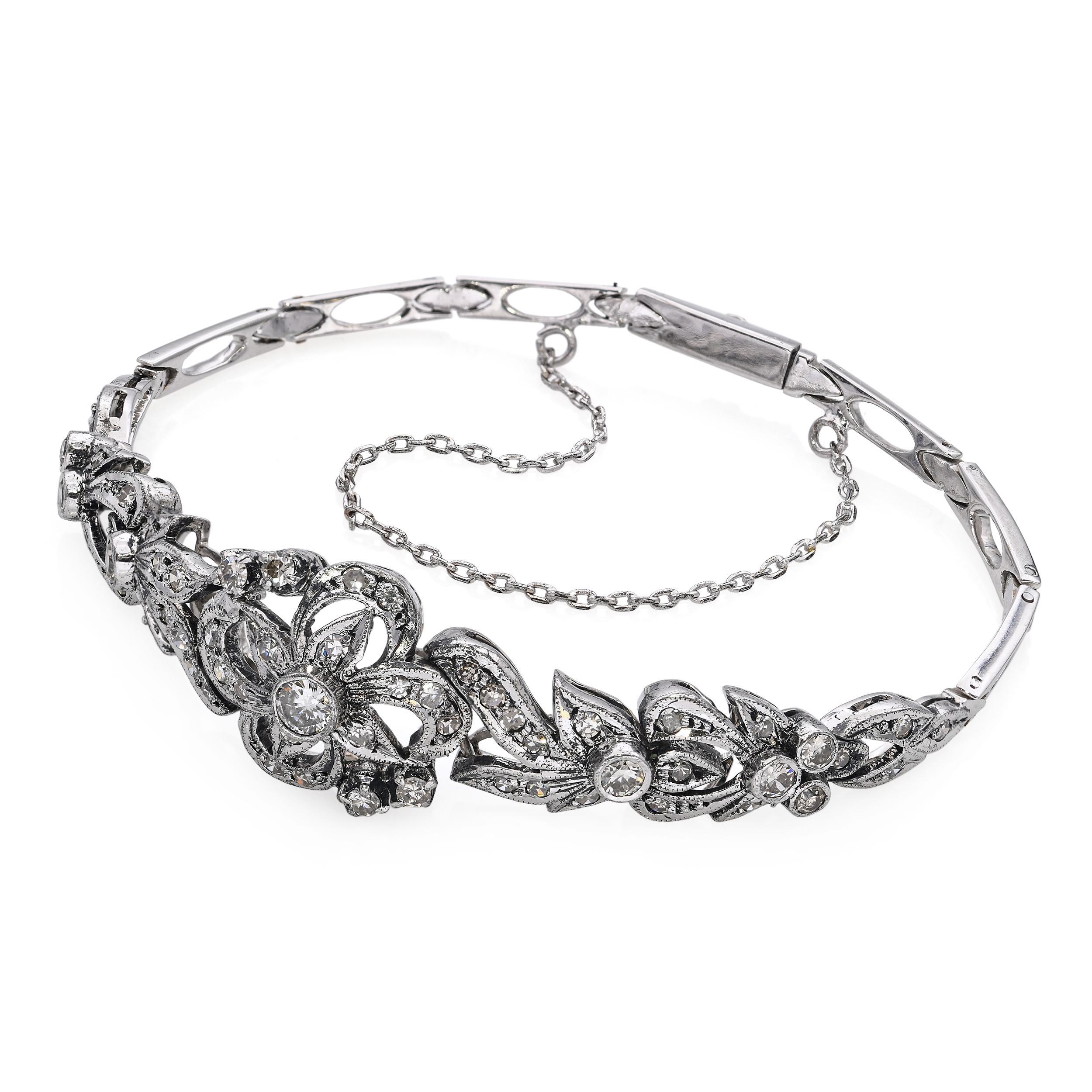 Ce bracelet vintage au délicat motif floral est réalisé en or blanc 10k et orné de diamants étincelants sertis à l'intérieur des fleurs. Le design complexe met en valeur l'art de la bijouterie vintage, alliant l'élégance à une touche de charme