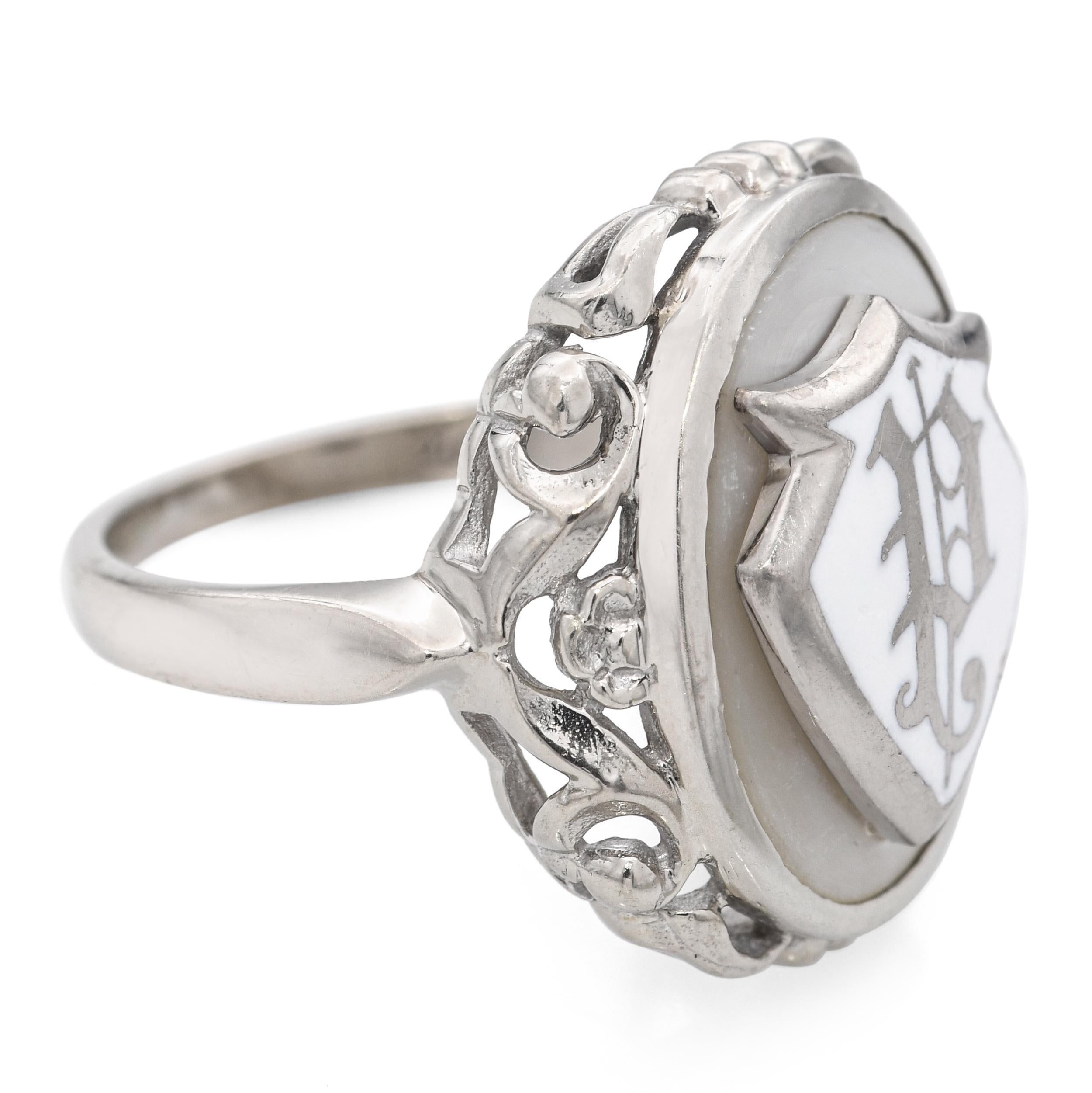 Anello vintage in oro bianco 10 carati con smalto e monogramma 