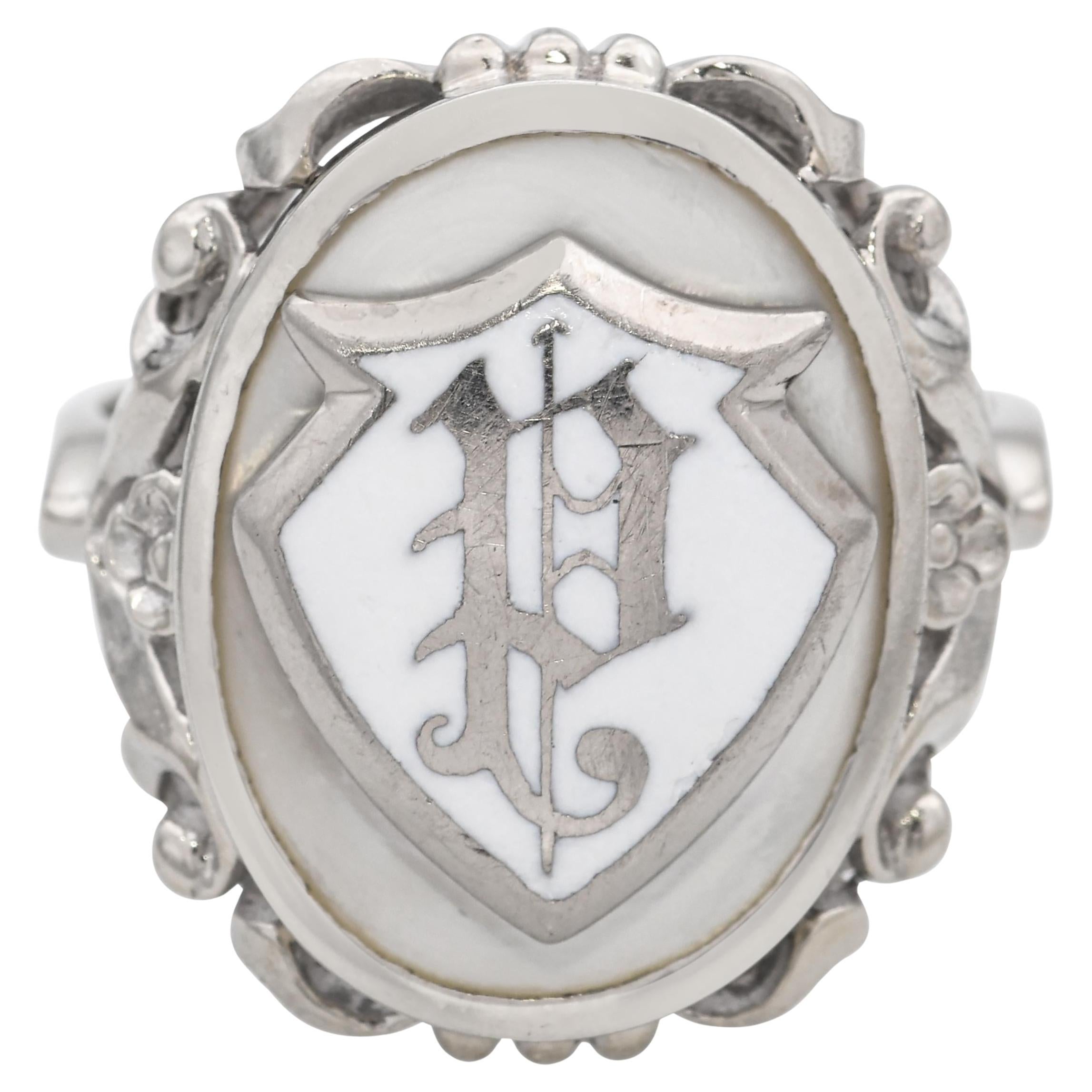 Anello vintage in oro bianco 10 carati con smalto e monogramma "P" in madreperla in vendita