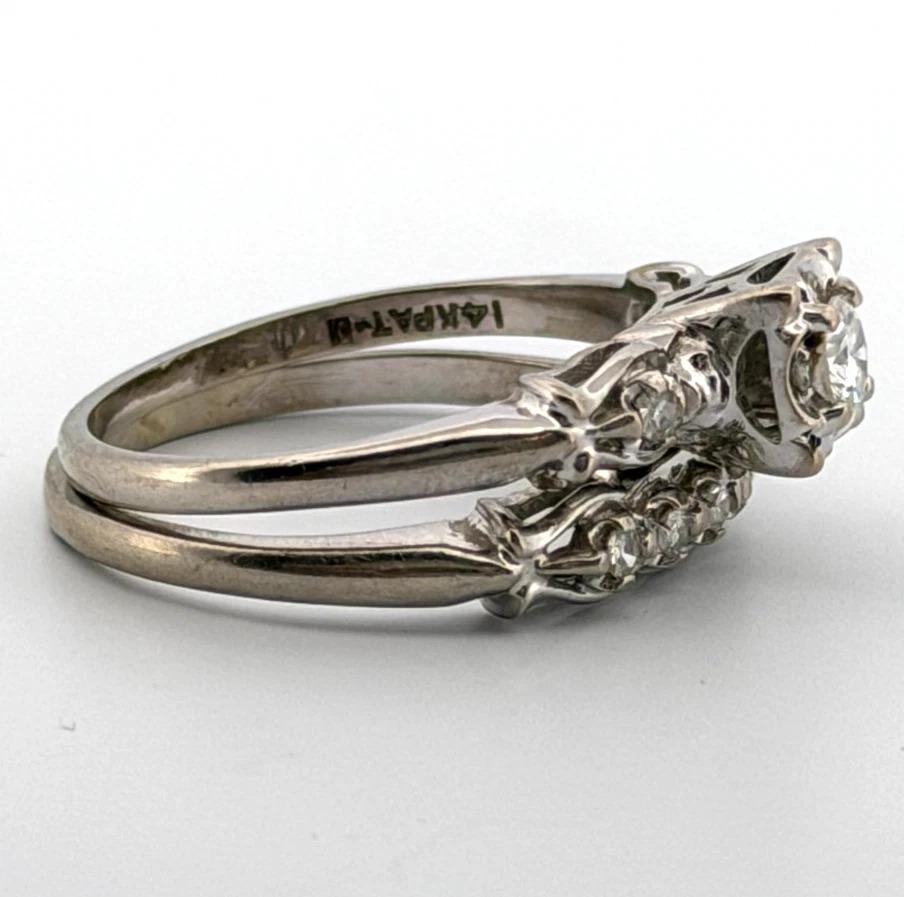 Vintage Diamond Wedding Set - 14K Weißgold - Runde Brillanten & Einzelschliffe - Größe 9

🡆 Beschreibung:
Angeboten wird ein Vintage-Diamant-Hochzeitsset aus 14 Karat Weißgold mit einem Verlobungsring mit einem runden Diamanten im Brillantschliff