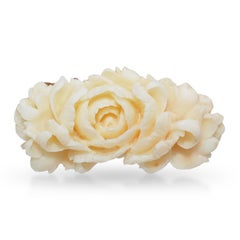 Vintage 10k Gelbgold und Pfirsich weiß geschnitzt Korallen Blumenbrosche