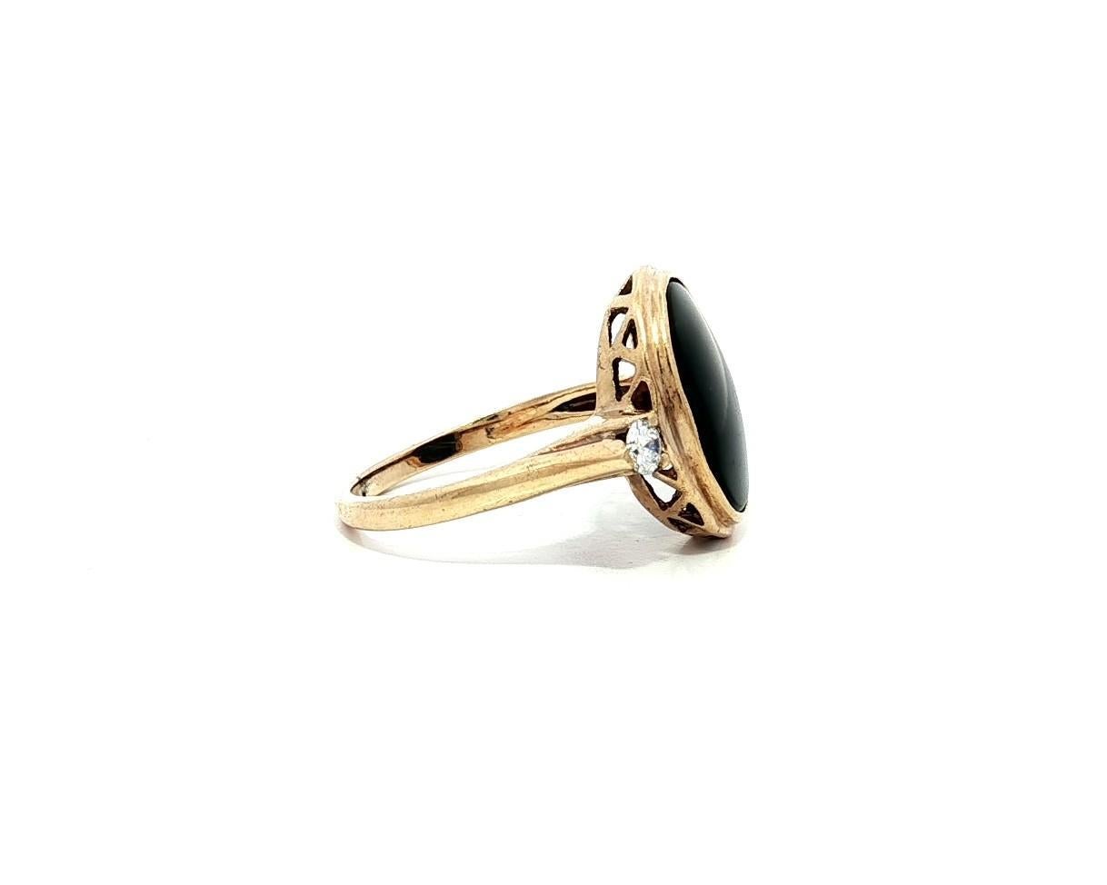 Cabochon Anello vintage in oro giallo 10k con onice nero e diamanti a basso profilo con 3 pietre in vendita