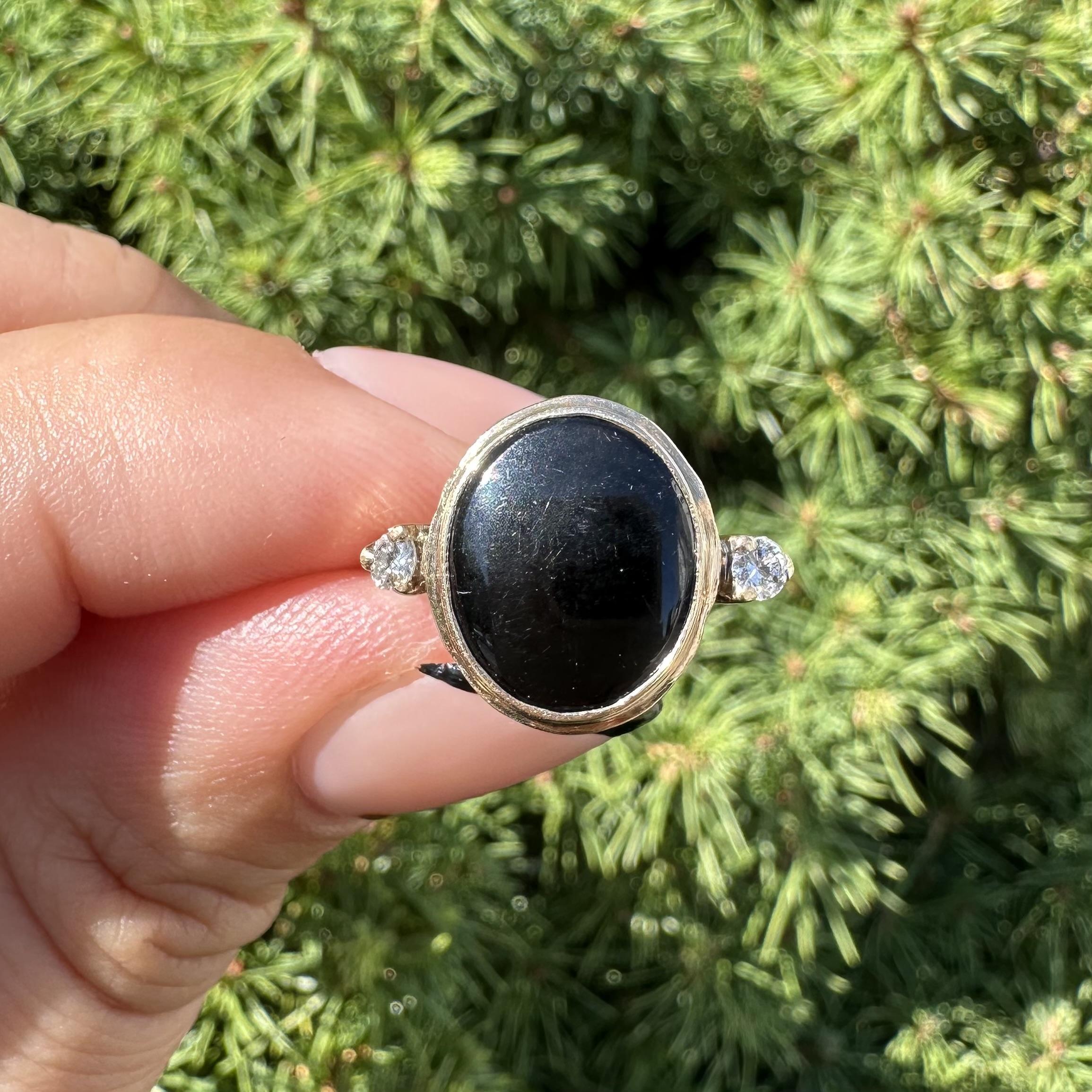 Anello vintage in oro giallo 10k con onice nero e diamanti a basso profilo con 3 pietre in vendita 1