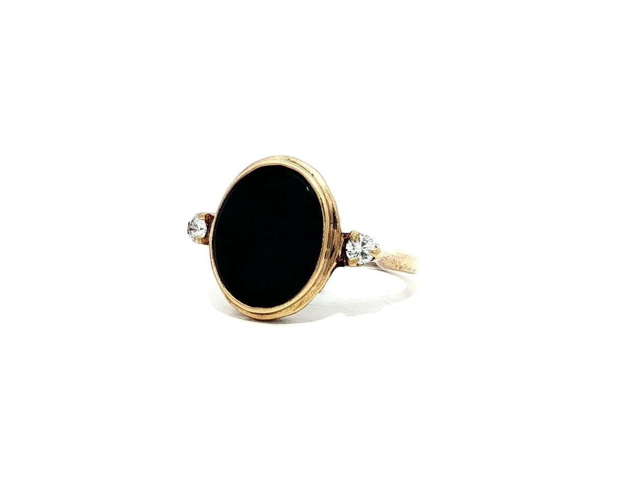 Anello vintage in oro giallo 10k con onice nero e diamanti a basso profilo con 3 pietre in vendita 3