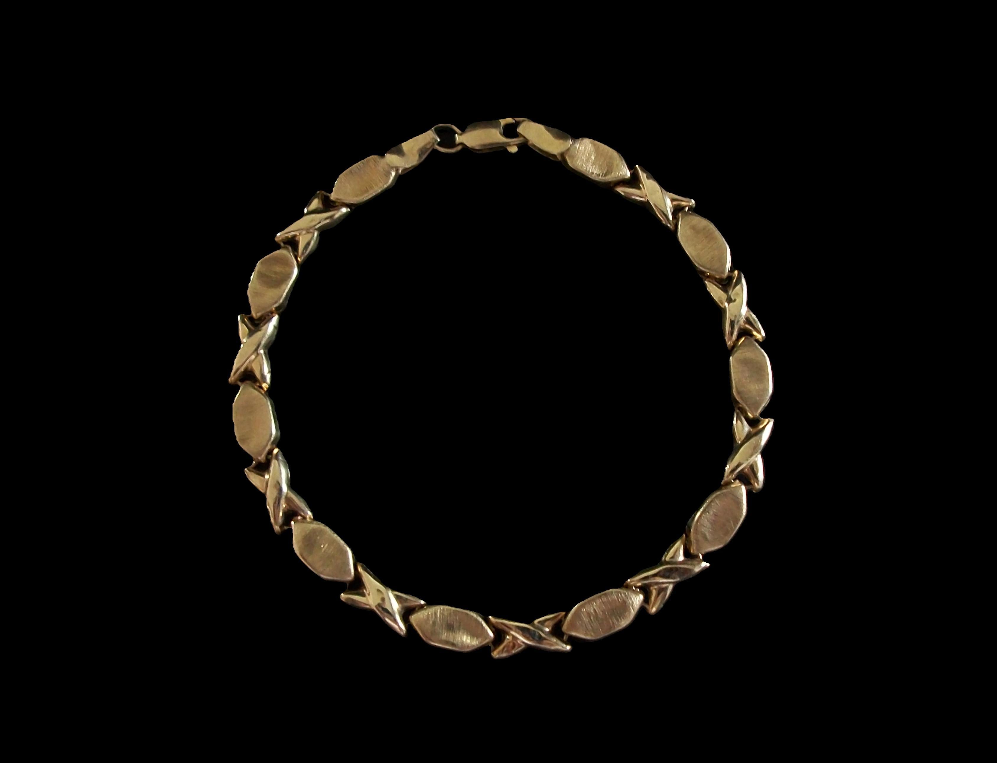 Retro Vintage 10K Yellow Gold Chain Link Bracelet - 4.31 Grams - Italy - Circa 1980's For Sale