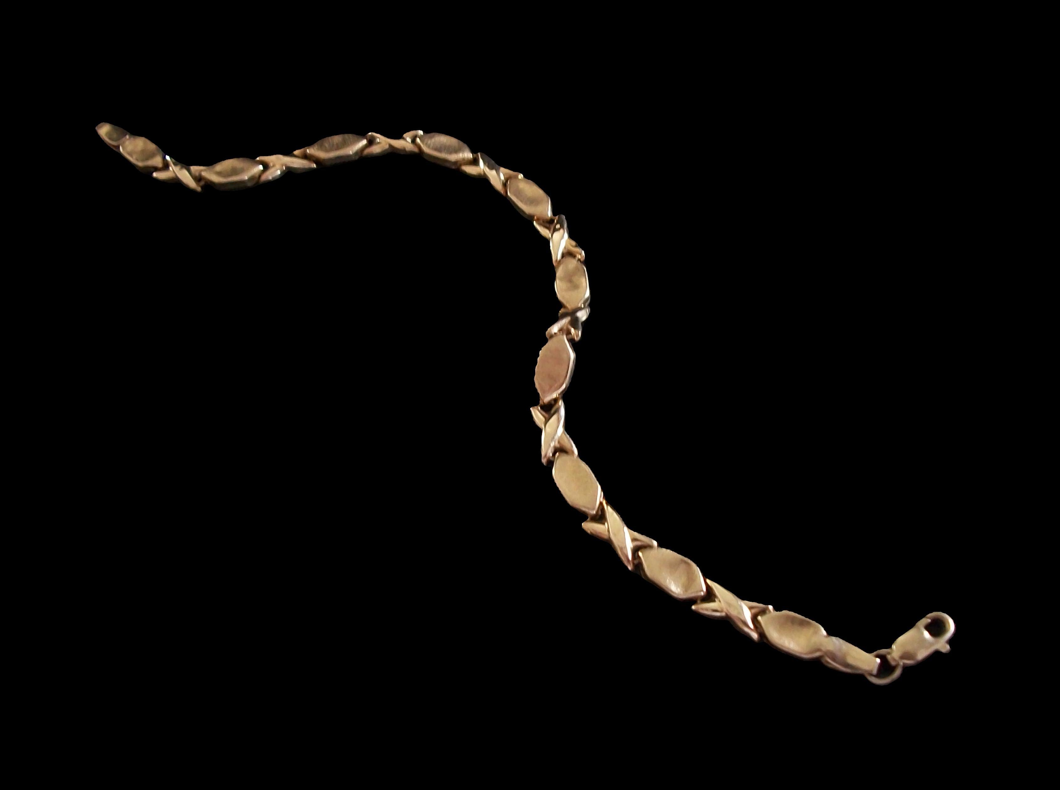 Vintage 10K Yellow Gold Chain Link Bracelet - 4.31 Grams - Italy - Circa 1980's For Sale 2