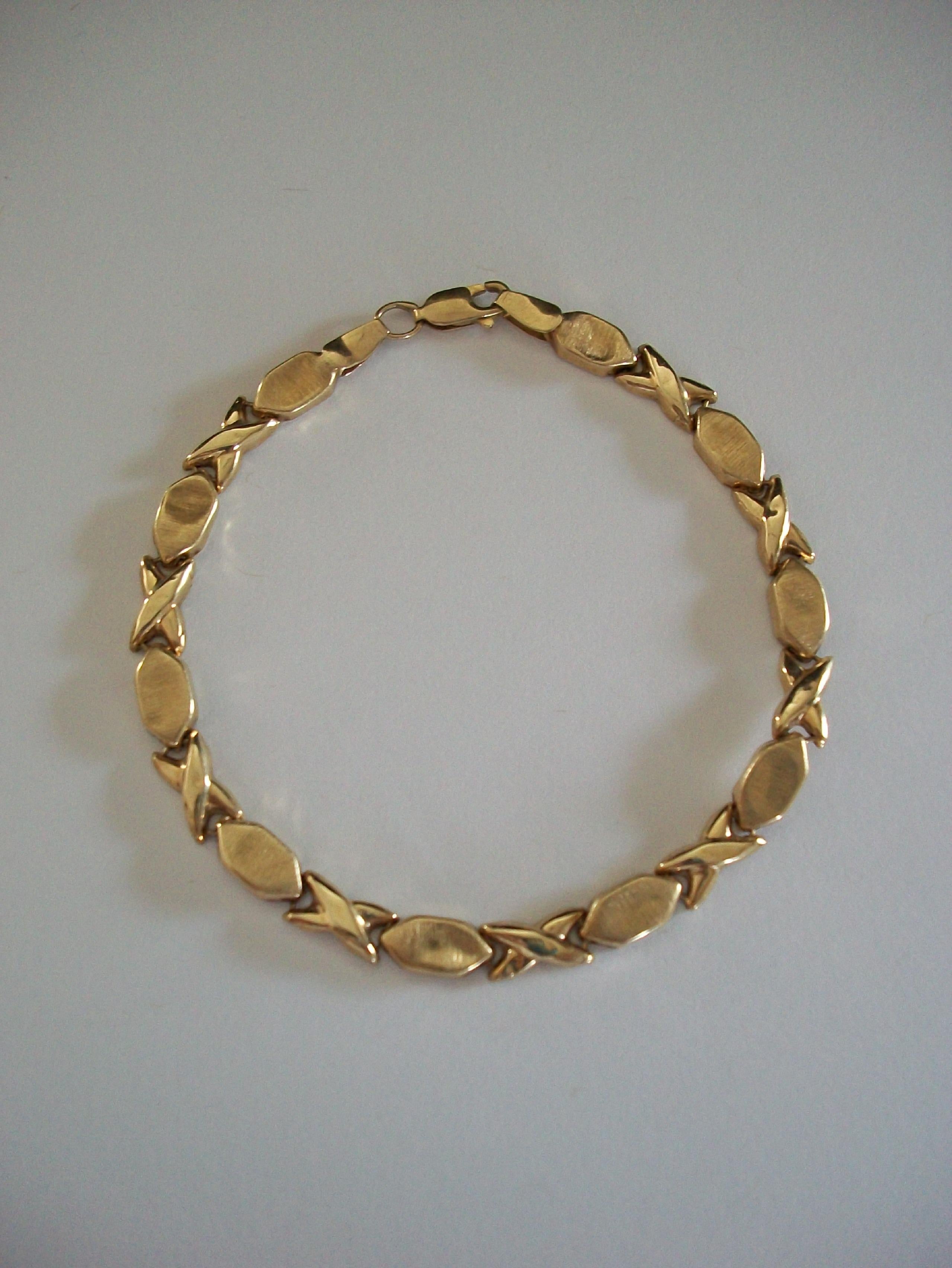 Vintage 10K Yellow Gold Chain Link Bracelet - 4.31 Grams - Italy - Circa 1980's For Sale 4