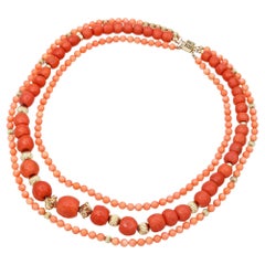 Collana a tre fili con perline di corallo d'epoca in oro giallo 10k