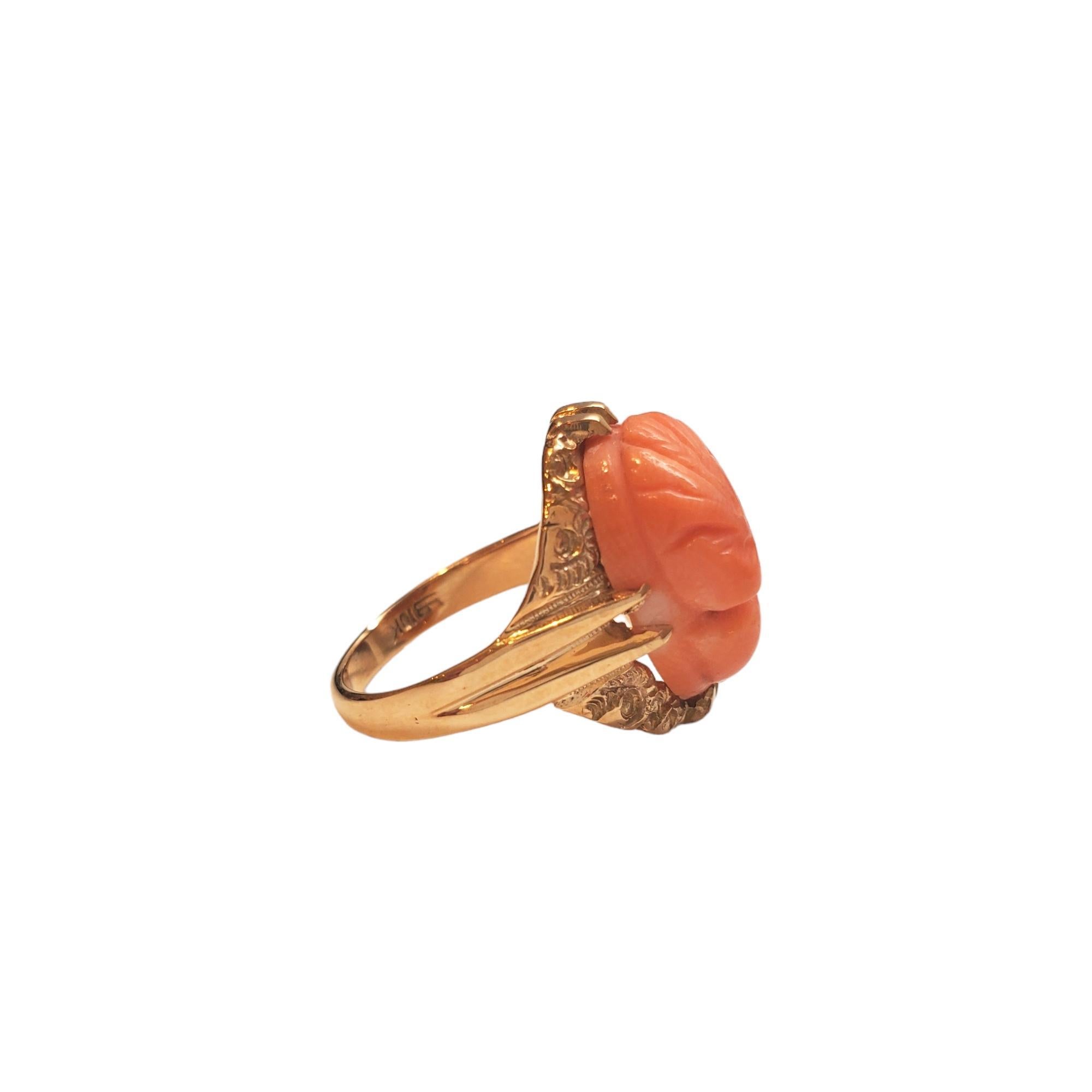 Anello Cameo in oro giallo corallo 10K vintage

Grazioso anello cammeo con pietra di corallo in oro giallo 10K.

Marchio di garanzia: 10K 

Peso: 5,4 g/3,4 dwt.

Gambo: 2 mm

# Numero di pietre: 1 pietra di corallo scolpita come cammeo

Ottime