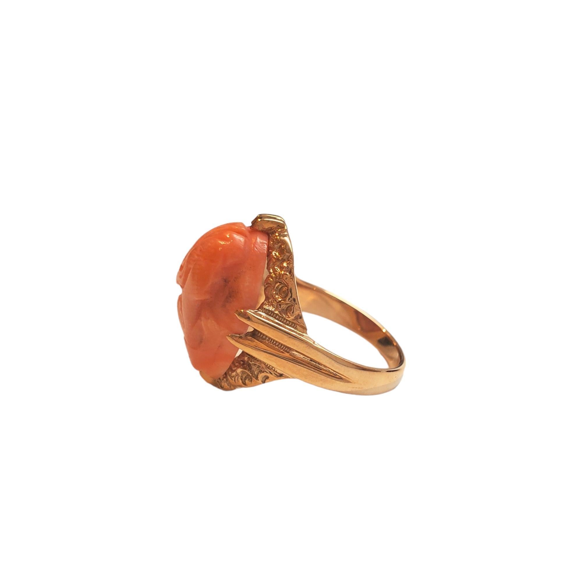 Taglio ovale Anello con cammeo di corallo d'epoca in oro giallo 10K #17544 in vendita