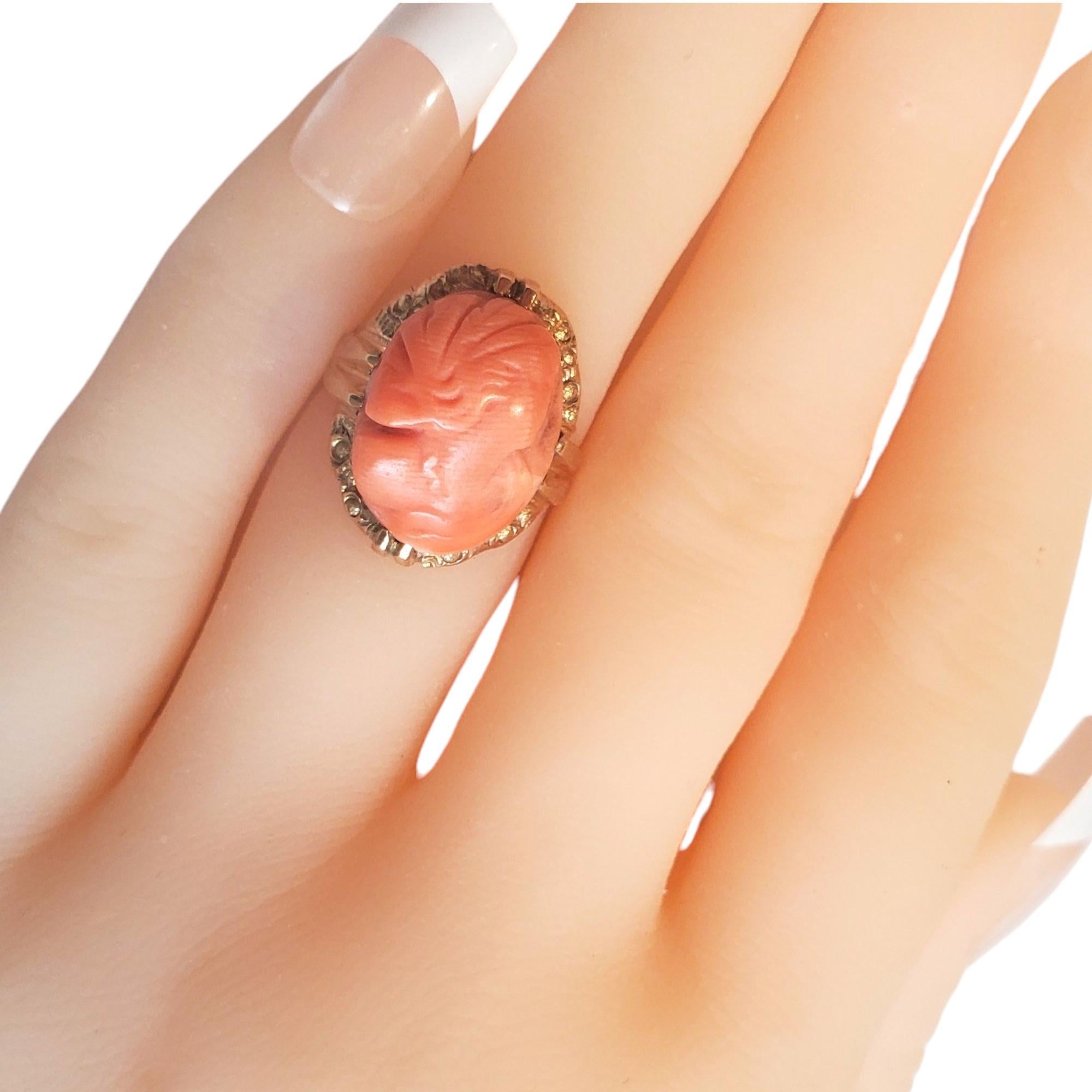 Anello con cammeo di corallo d'epoca in oro giallo 10K #17544 in vendita 1
