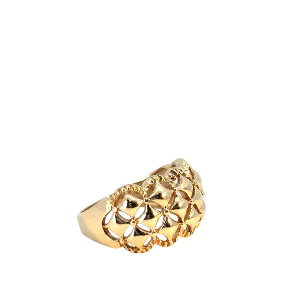Vintage 10k Yellow Gold Diamond Cut Scalloped Edge Pattern Dome Ring In Excellent Condition For Sale In Boca Raton, FL
