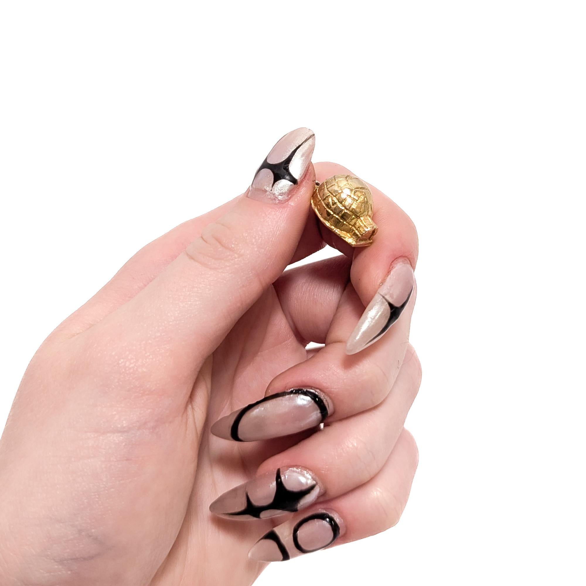 Vintage 10K Yellow Gold Figural Igloo Charm for a Bracelet In Good Condition For Sale In Philadelphia, PA