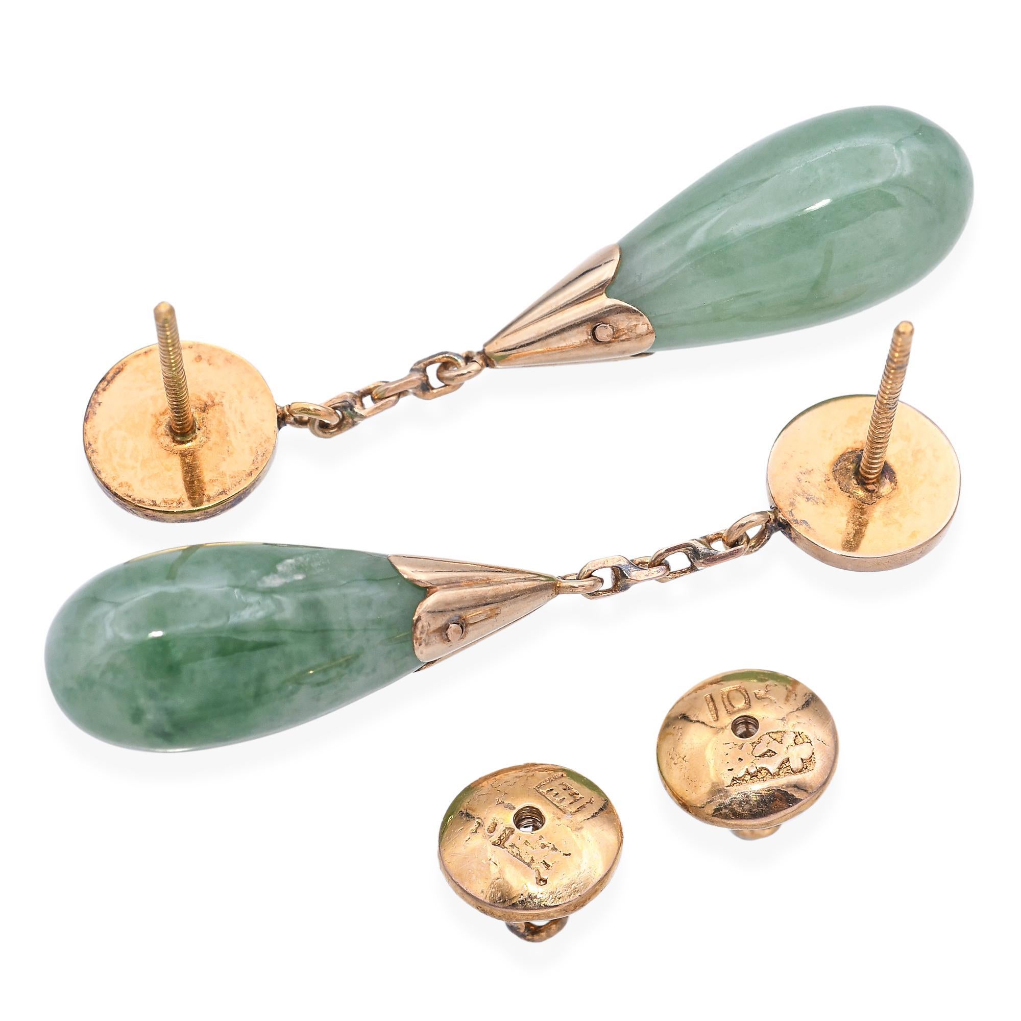 Diese Vintage-Ohrringe sind aus warmem 10-karätigem Gelbgold gefertigt und zeigen elegante Jade-Cabochons mit einem glatten, leuchtenden Schliff. Die Jadesteine sind subtil aufgehängt und sorgen für eine anmutige Bewegung und zeitlose Attraktivität.