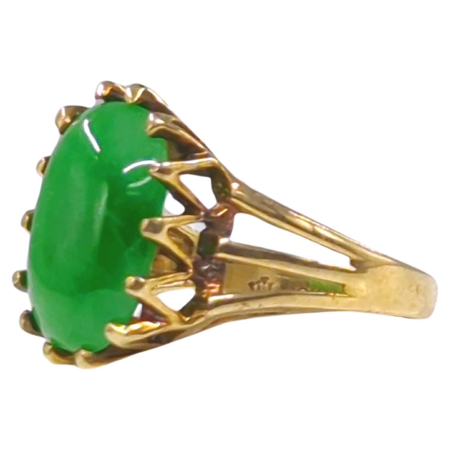 Vintage 10K Yellow Gold Intense Apple Green Natural Jadeite Ring A-Grade Size 6 In Good Condition For Sale In Richmond, CA