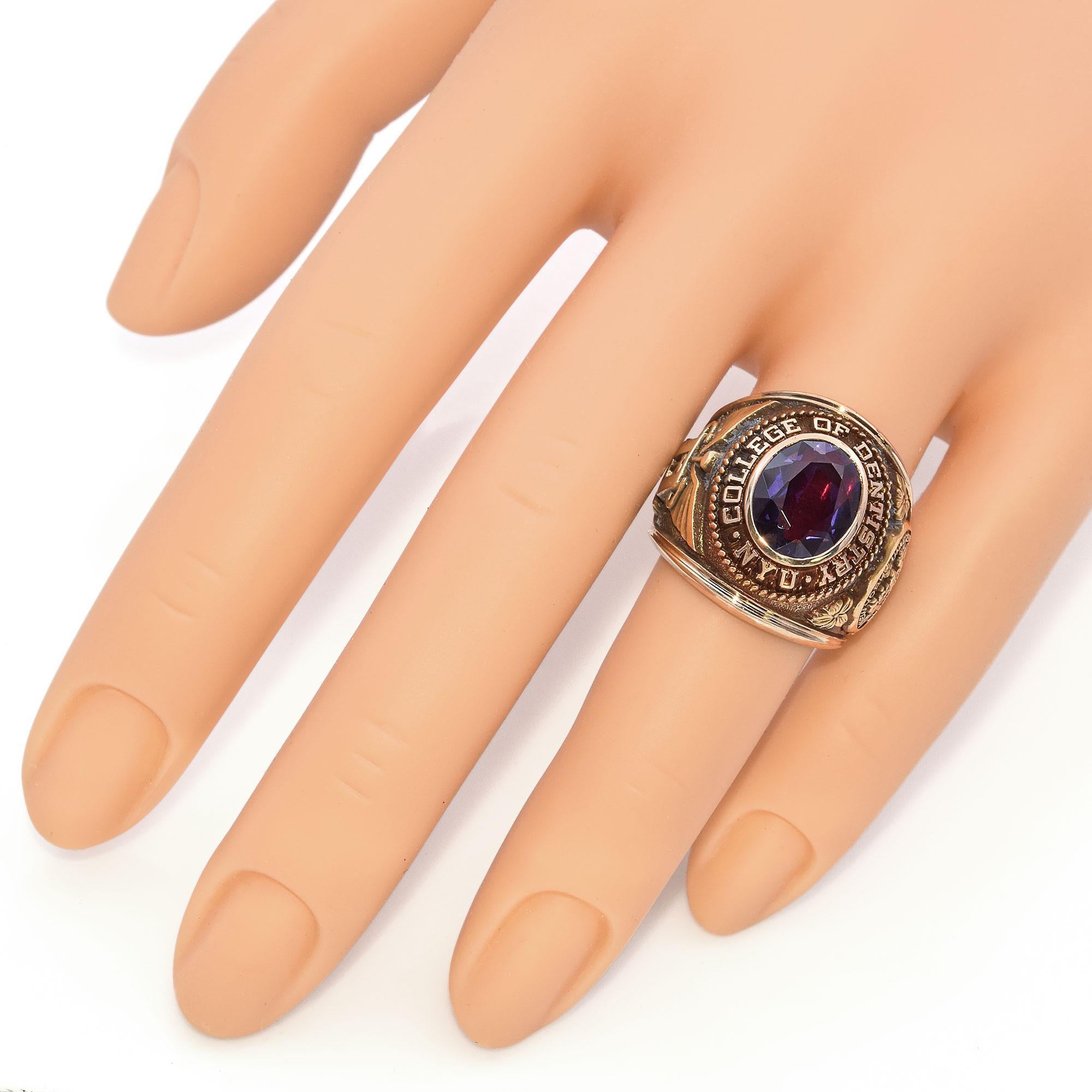 Vintage 10K Yellow Gold Lab Sapphire NYU College of Dentistry Class of 1963 Ring For Sale 4