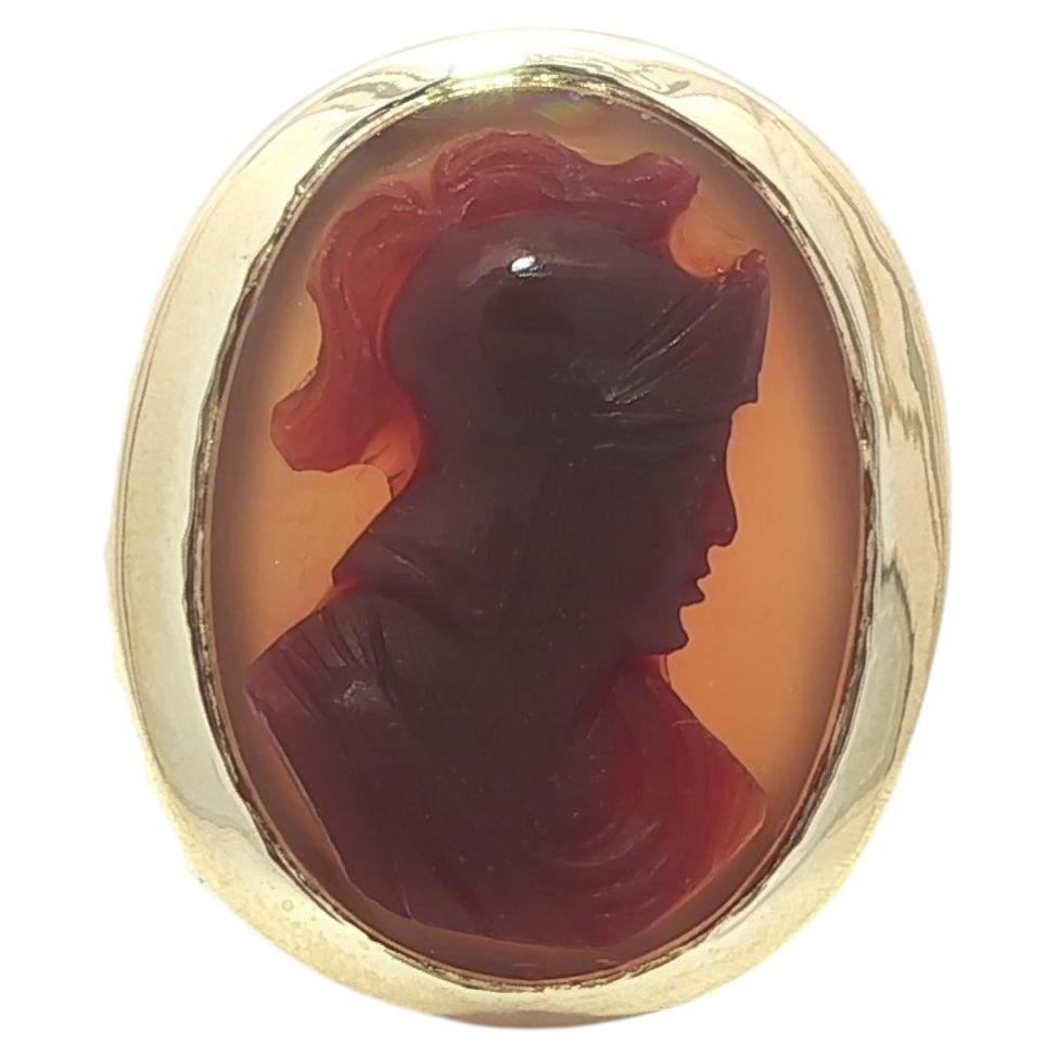 Vintage 10k Yellow Gold Large Carnelian Cameo Trojan Knight Men's Ring en vente