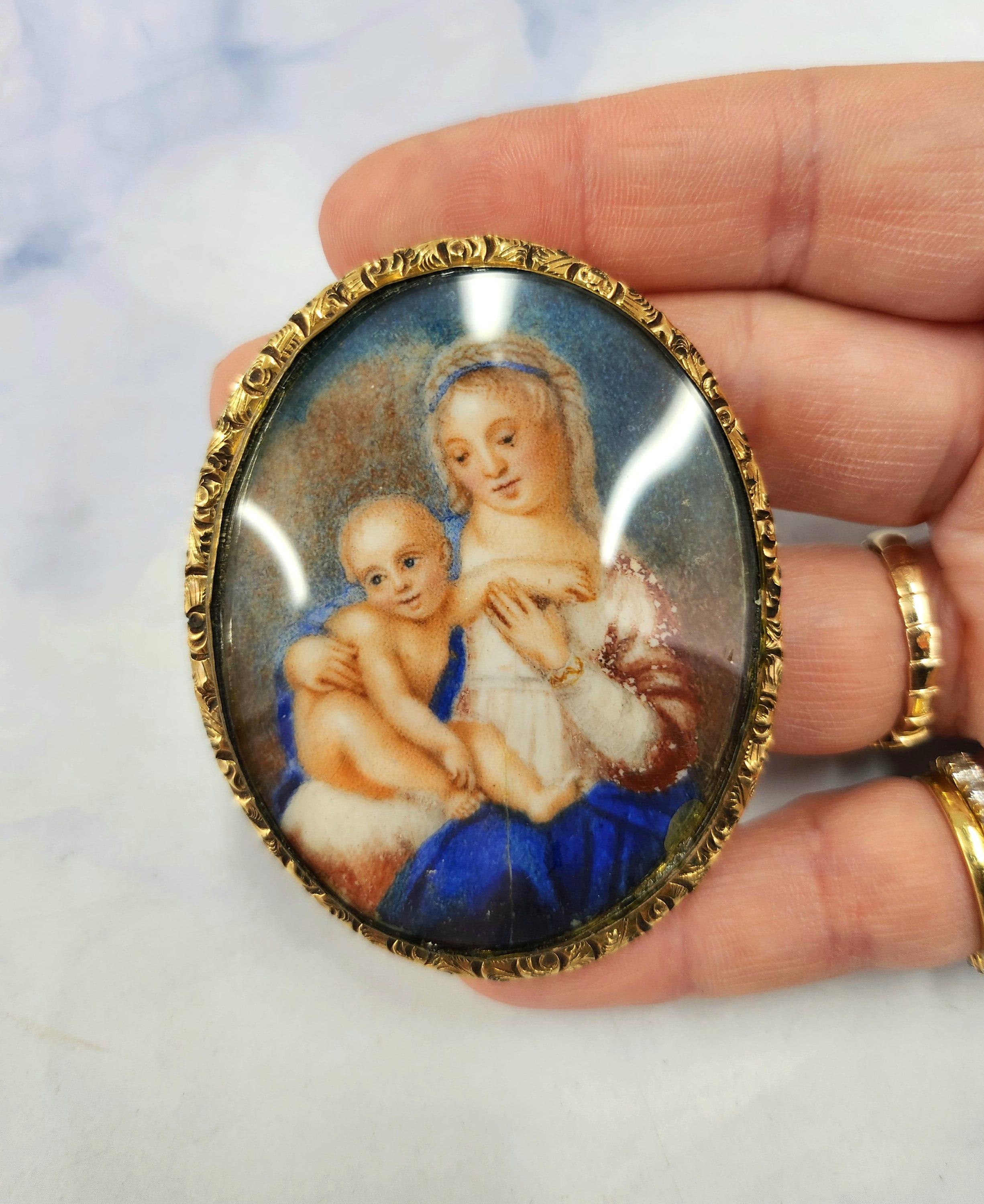 Broche grande vintage de oro amarillo de 10 quilates con retrato de Virgen con Niño Victoriano en venta