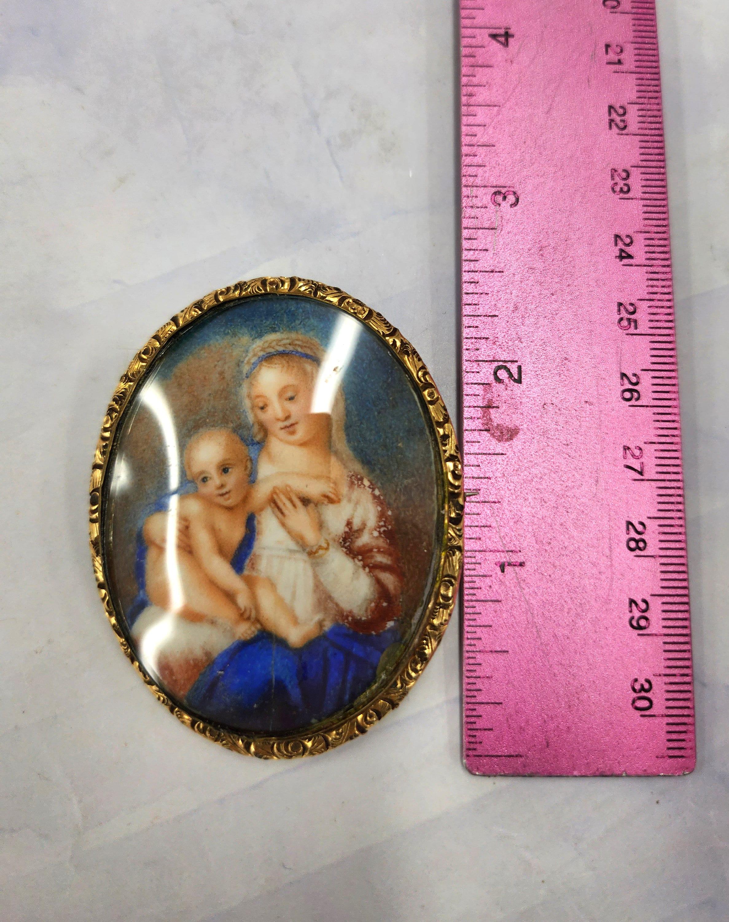 Femenino o masculino Broche grande vintage de oro amarillo de 10 quilates con retrato de Virgen con Niño en venta