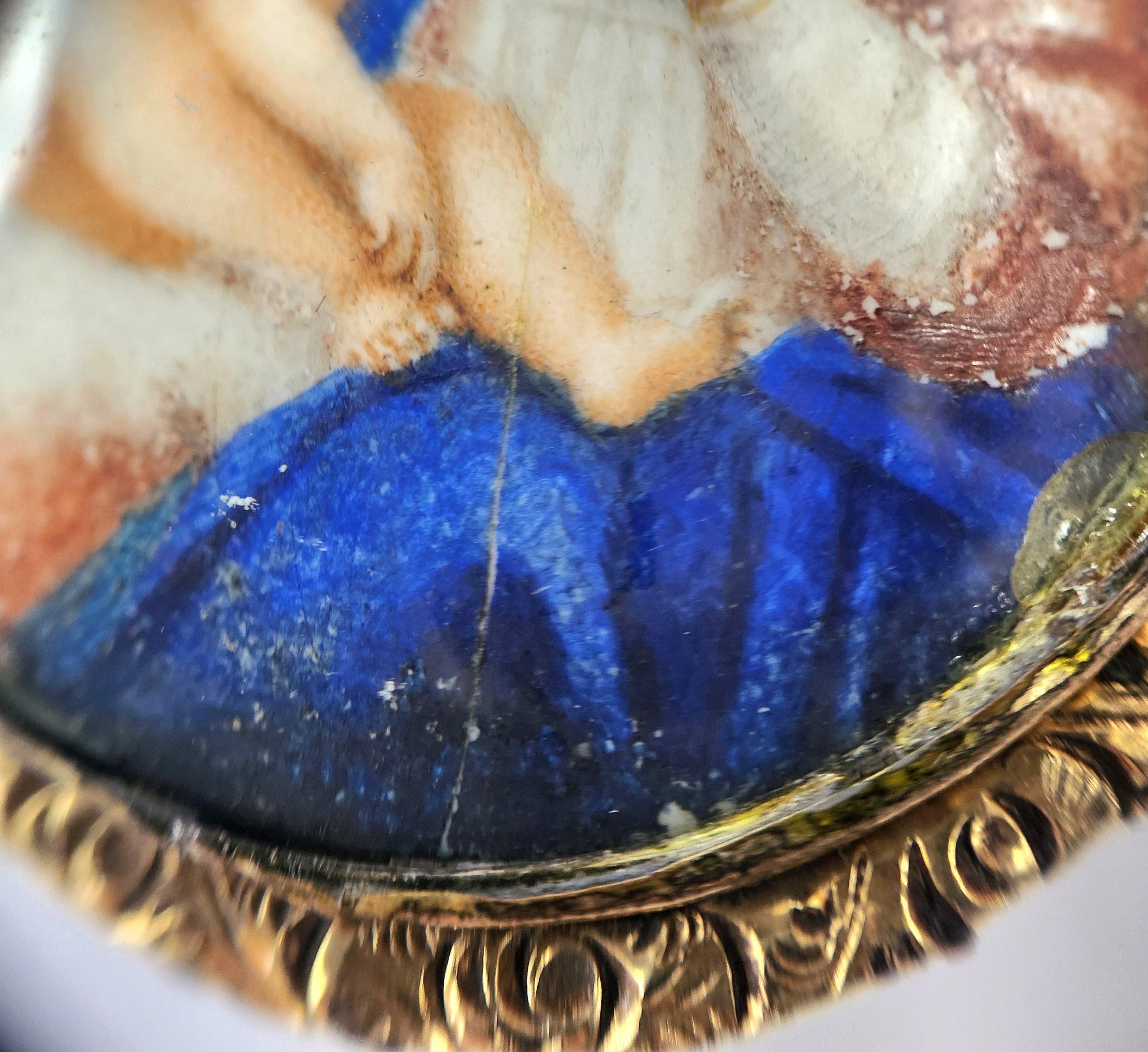 Broche grande vintage de oro amarillo de 10 quilates con retrato de Virgen con Niño en venta 1