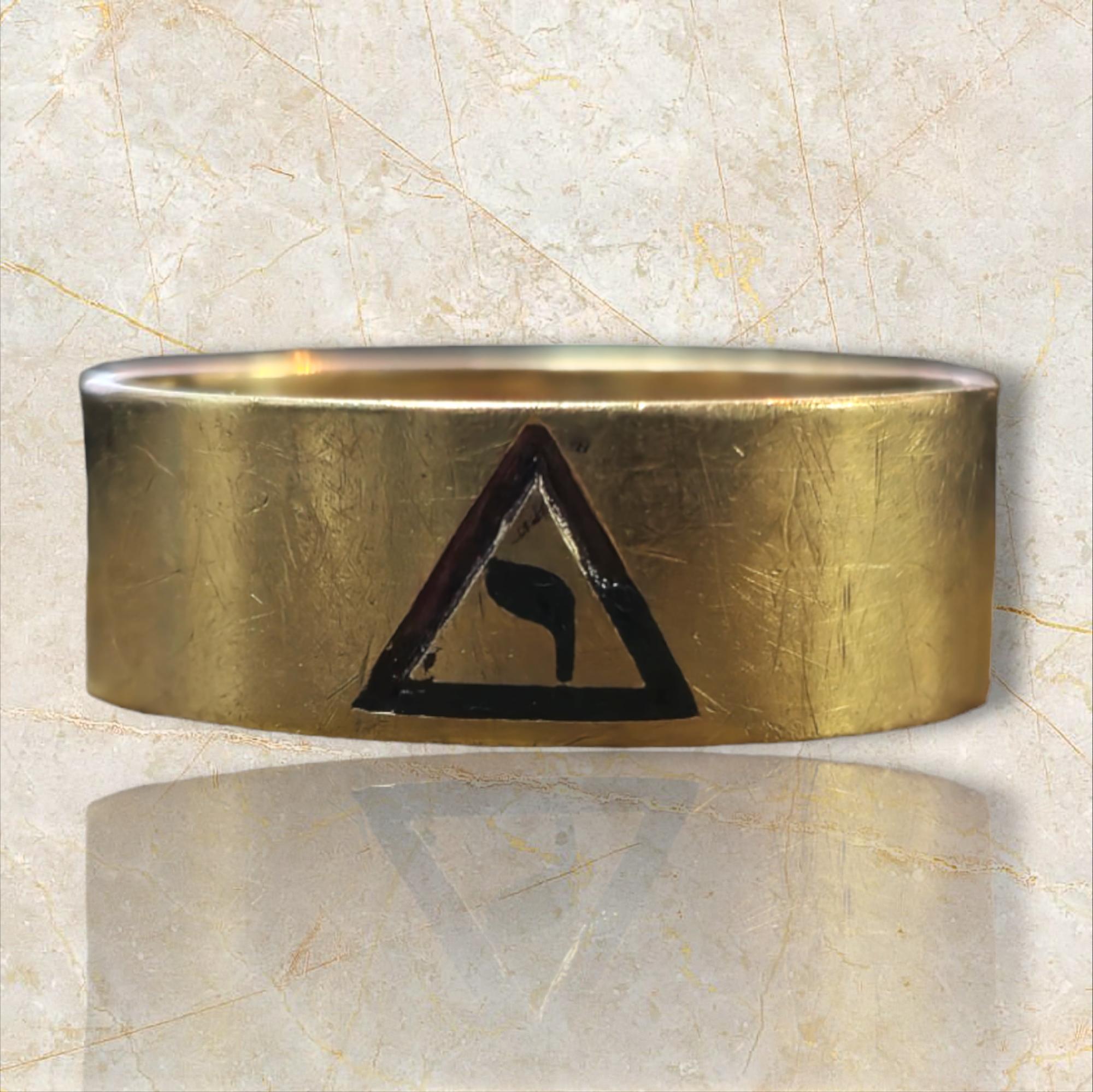 Embrace the rich heritage and symbolism with this Vintage Masonic Scottish Men's Band crafted in 10K yellow gold. This striking ring features intricate Masonic symbols, celebrating the traditions and values of Freemasonry. A perfect piece for those