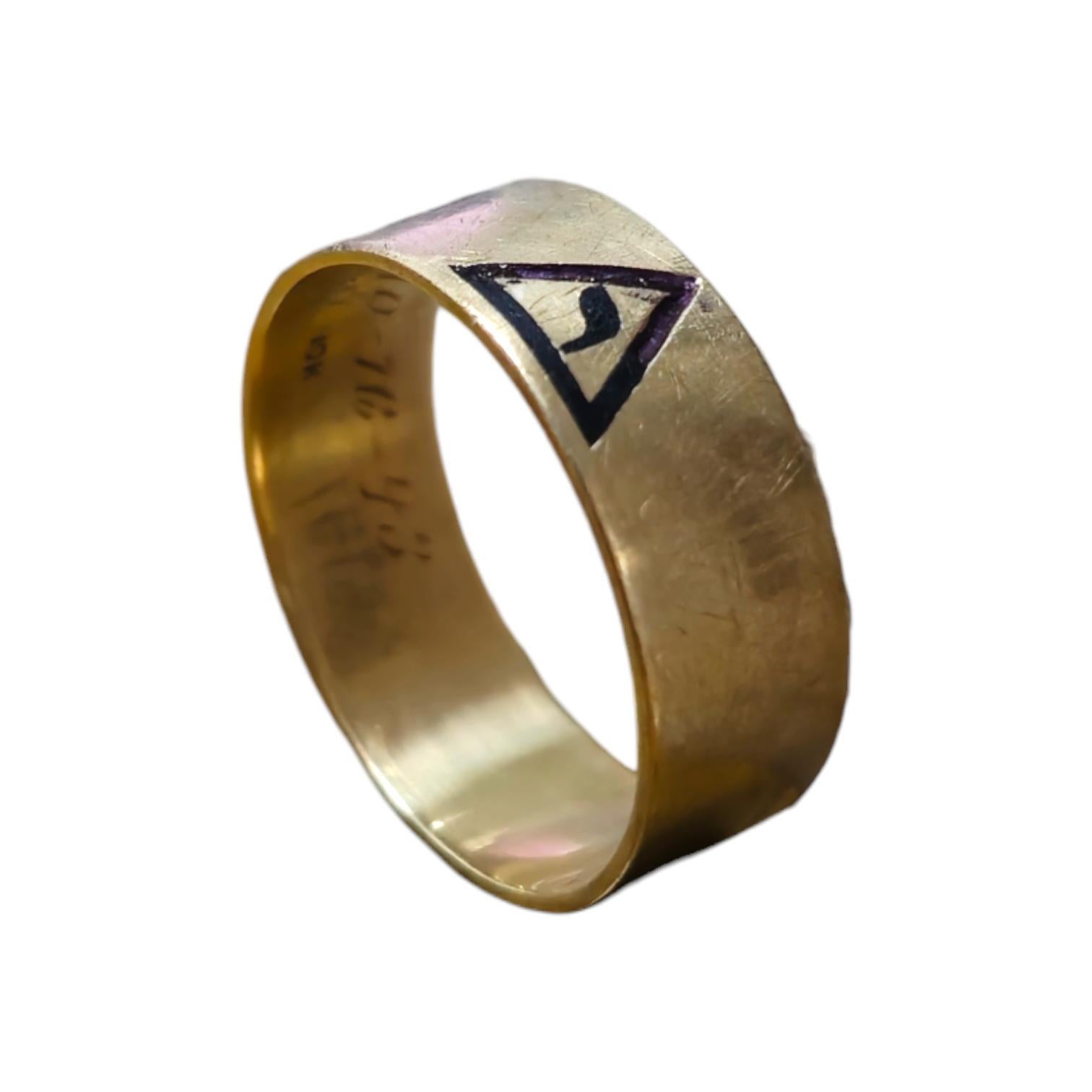 Vintage 10K Yellow Gold Masonic Scottish Men's Band In Excellent Condition In New York, NY