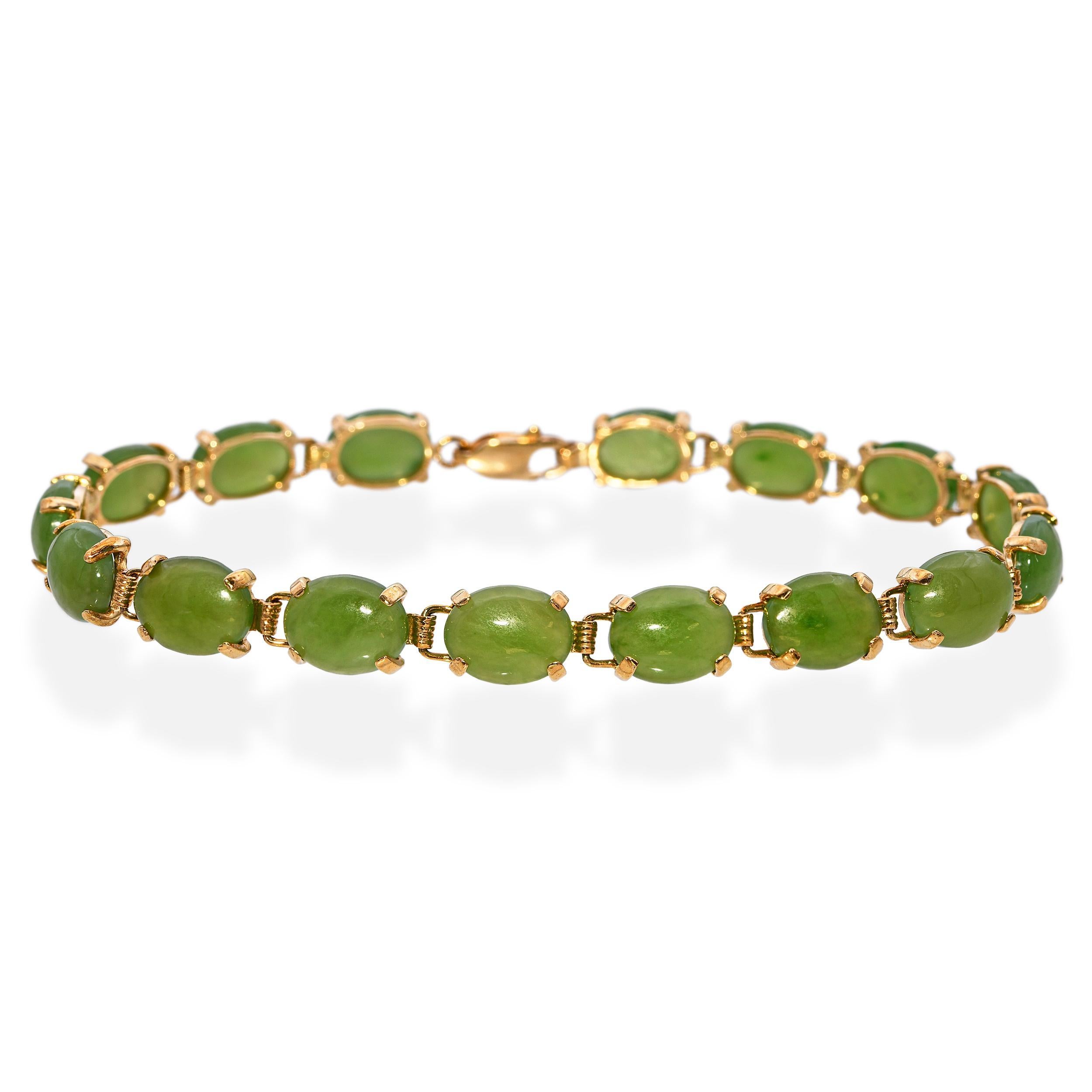 Questo braccialetto vintage è realizzato in oro giallo 10k e incastonato con maglie di ricca nefrite verde. Ogni sezione di giada levigata è collegata con accessori in oro, creando un flusso continuo di pietra naturale e metallo prezioso. Il