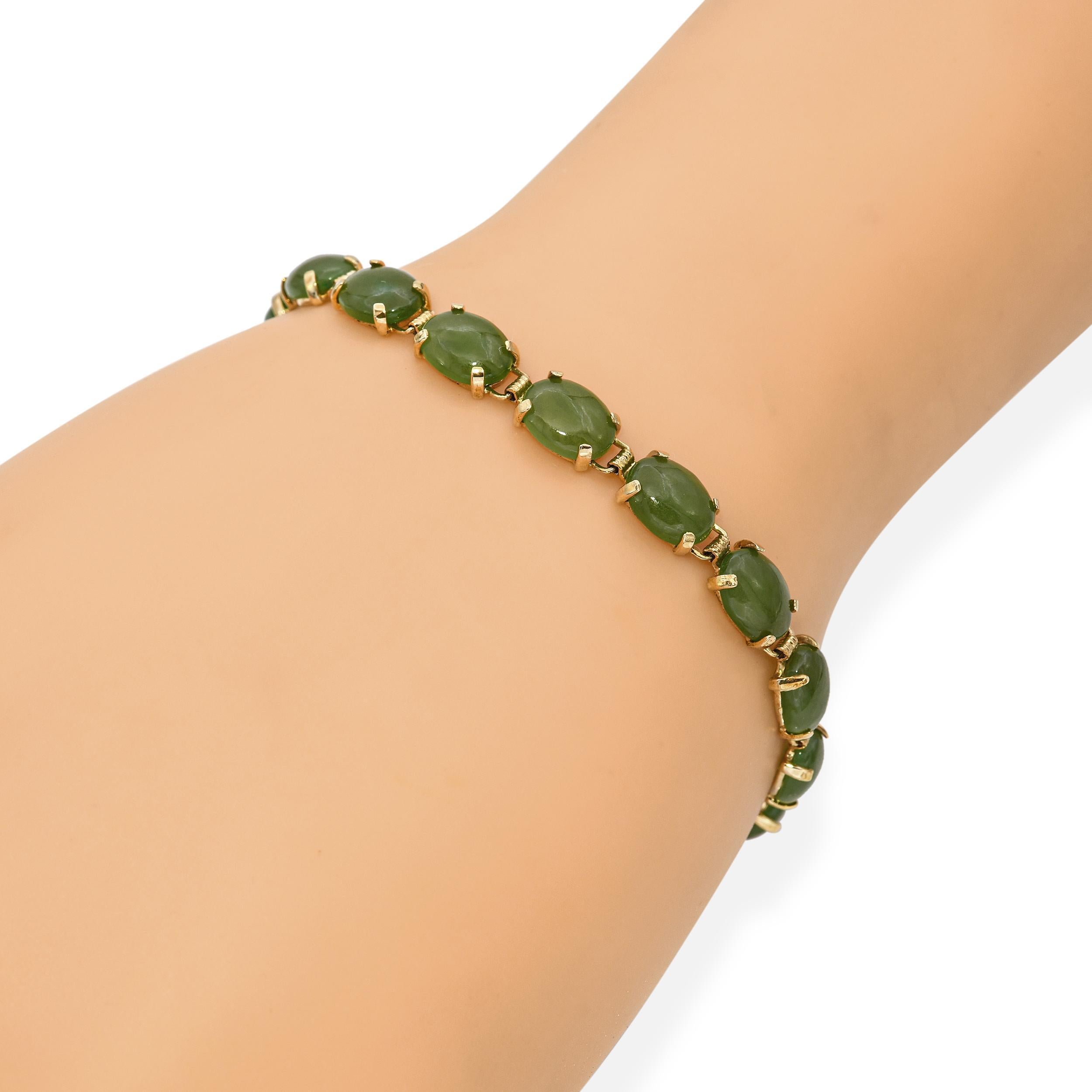 Taglio ovale Bracciale vintage in oro giallo 10k con nefrite e giada in vendita