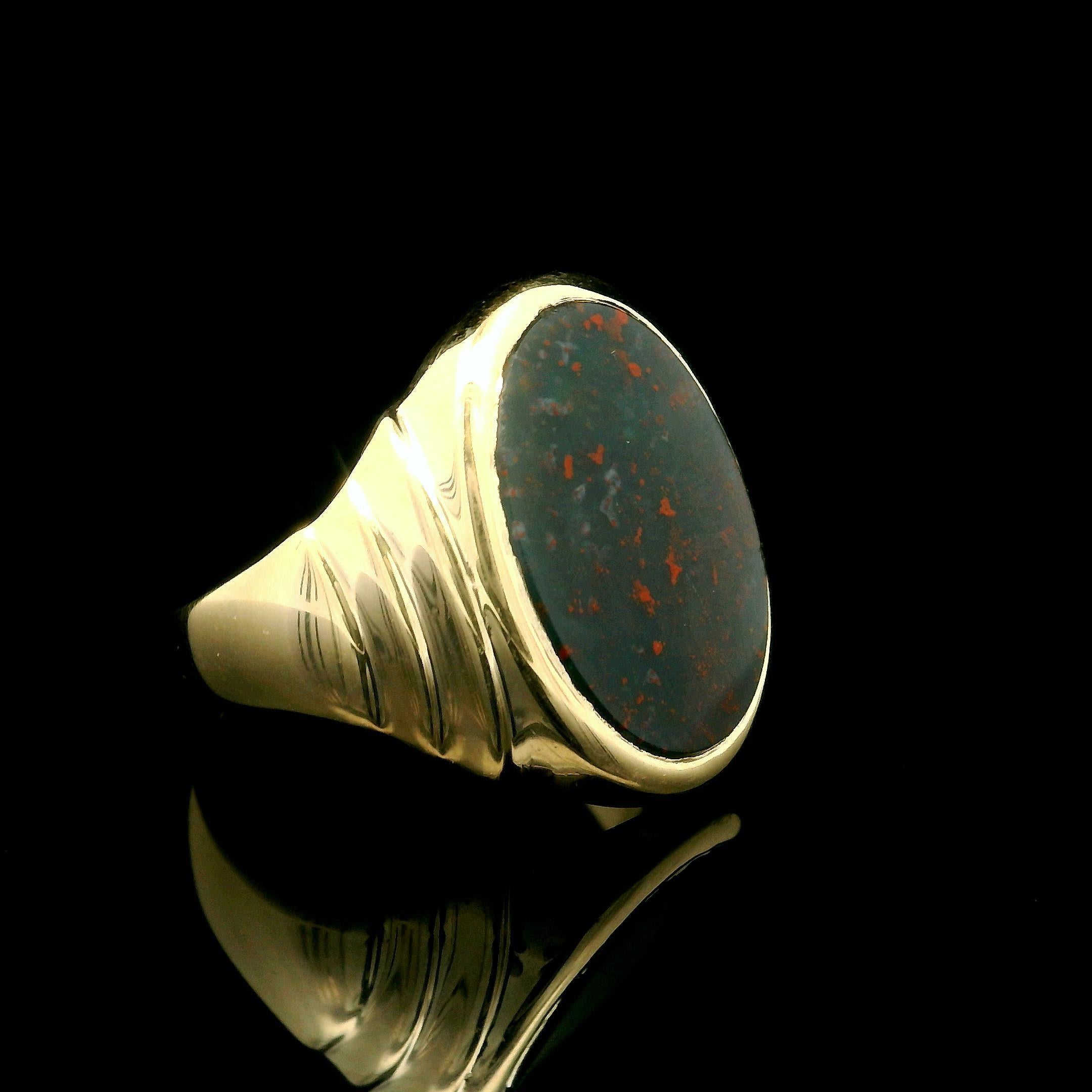 Vintage 10k Yellow Gold Oval Bloodstone Polished Step Sides Unisex Ring For Sale 6
