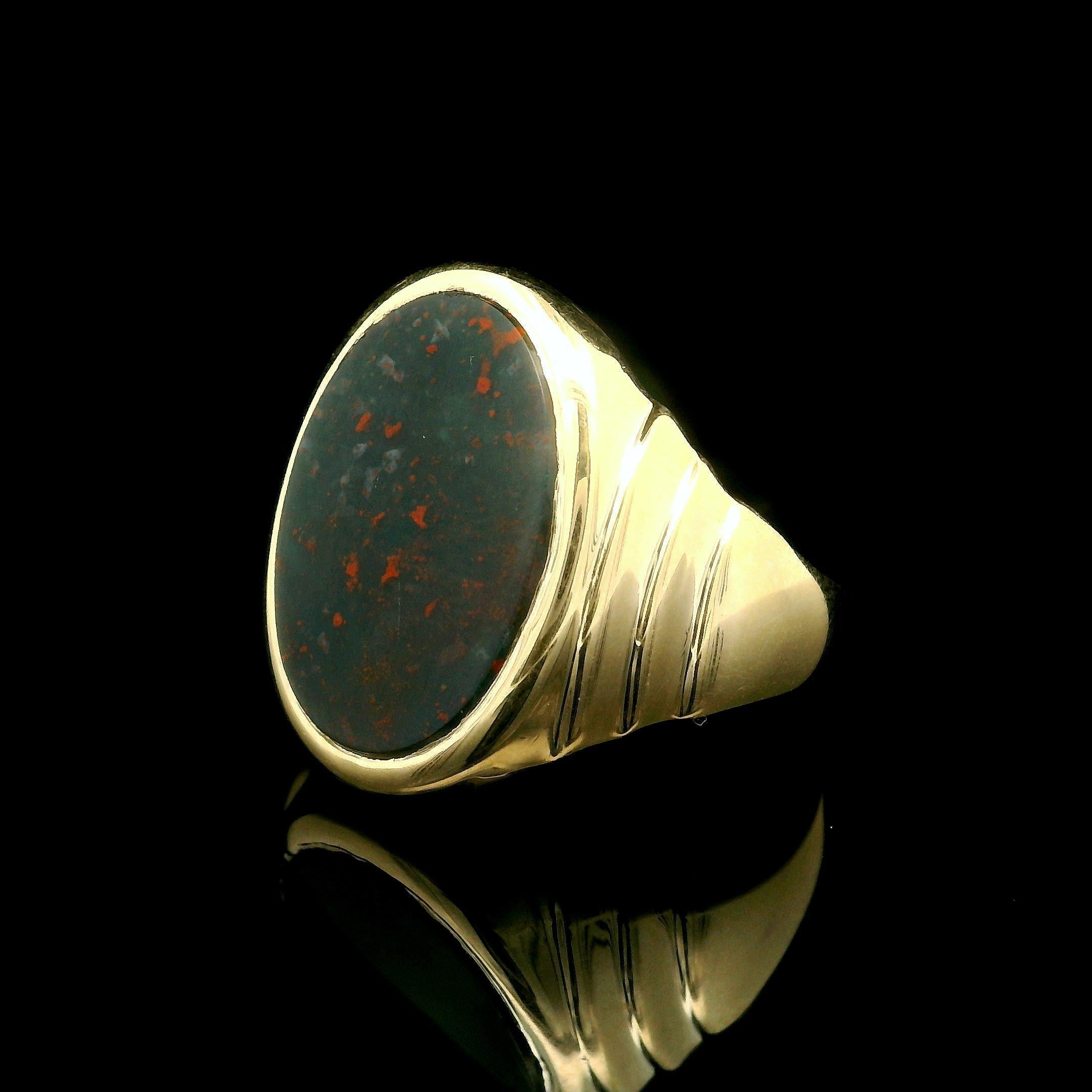 Vintage 10k Yellow Gold Oval Bloodstone Polished Step Sides Unisex Ring In Good Condition For Sale In Montclair, NJ