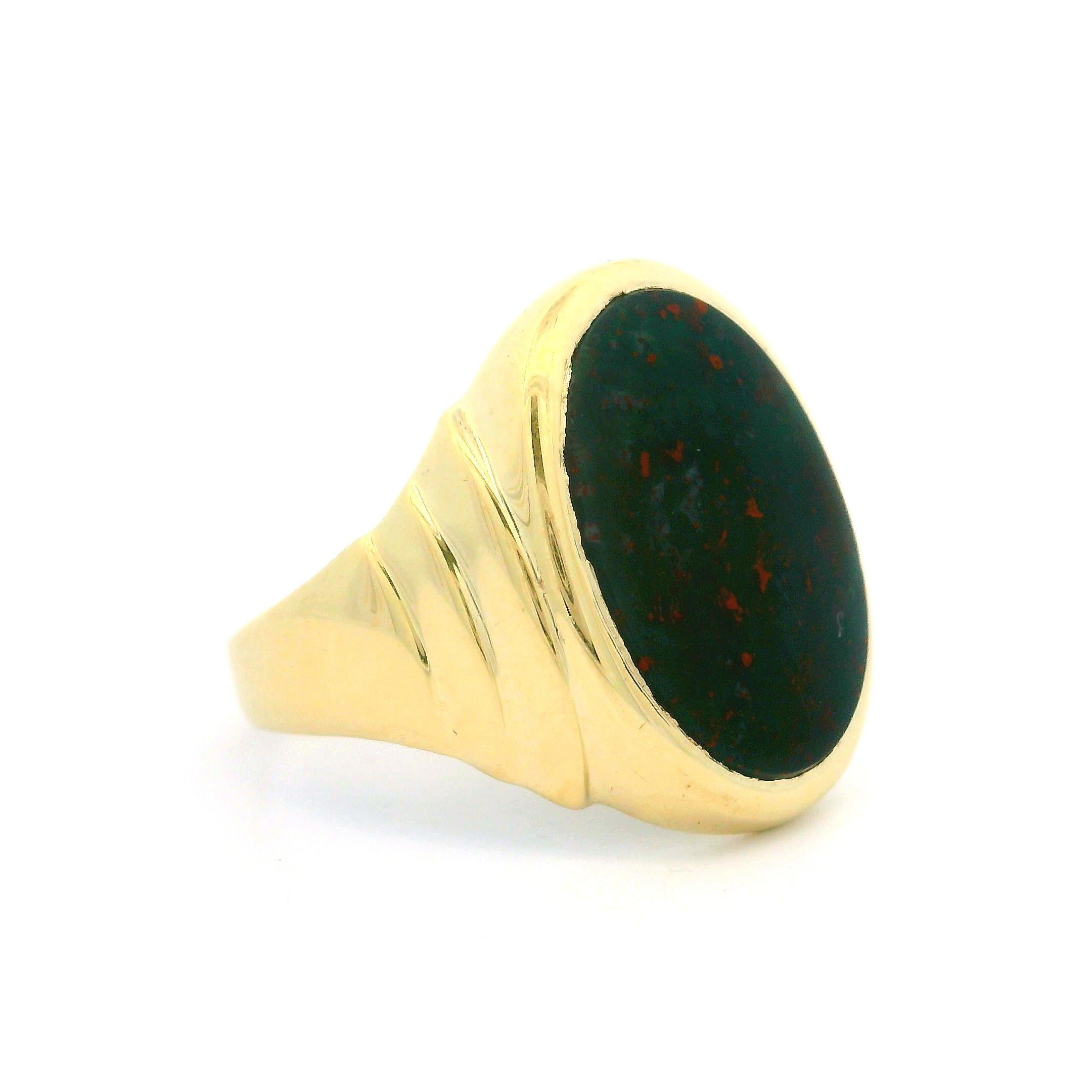 Vintage 10k Yellow Gold Oval Bloodstone Polished Step Sides Unisex Ring For Sale 2